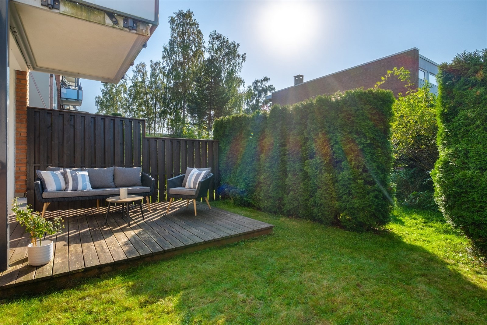 Uteplassen ligger skjermet til med gode solforhold. Galleribilde