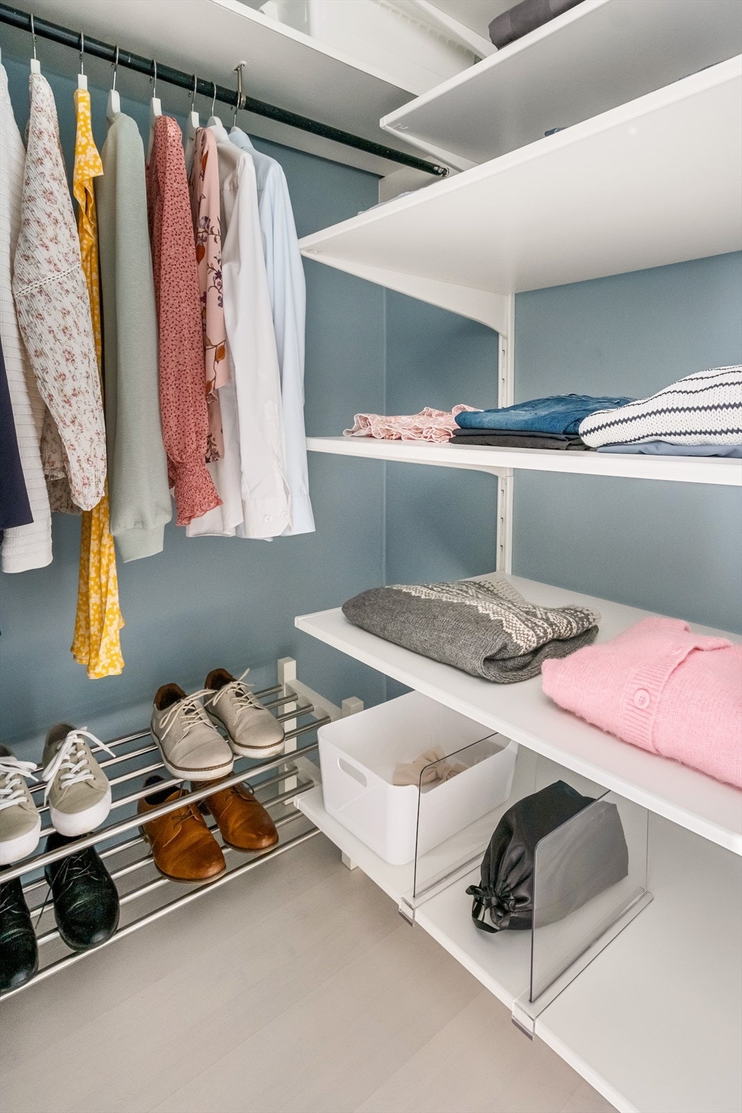 Fra soverommet er det inngang til et praktisk walk-in-closet. Galleribilde