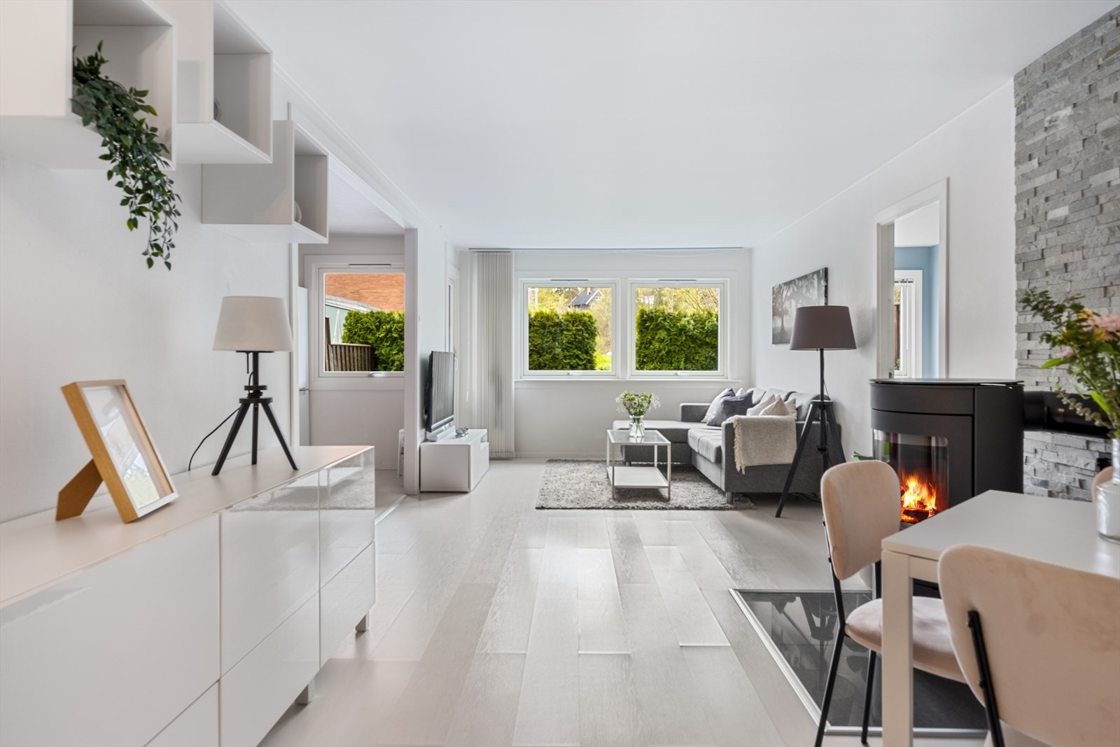 Leiligheten har rause vindusflater som slipper inn rikelig med naturlig sollys og skaper en hyggelig atmosfære. Galleribilde