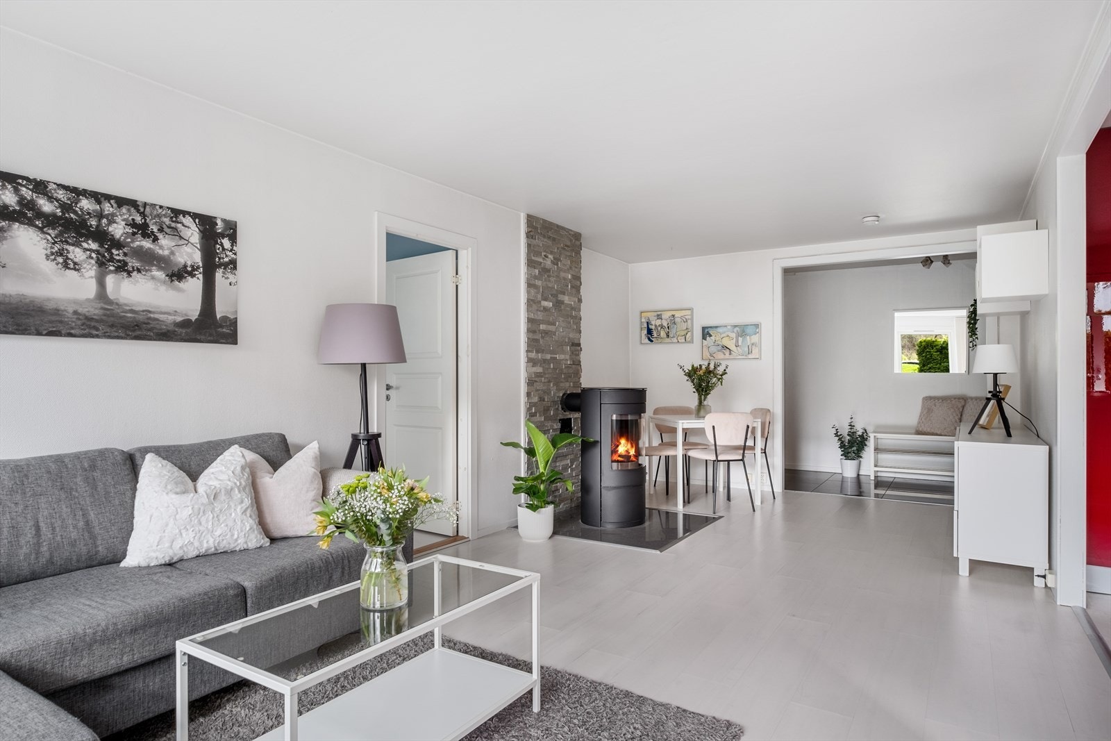 Her er det god plass til sofagruppe med tilhørende møblement, spisebord e.l. Galleribilde