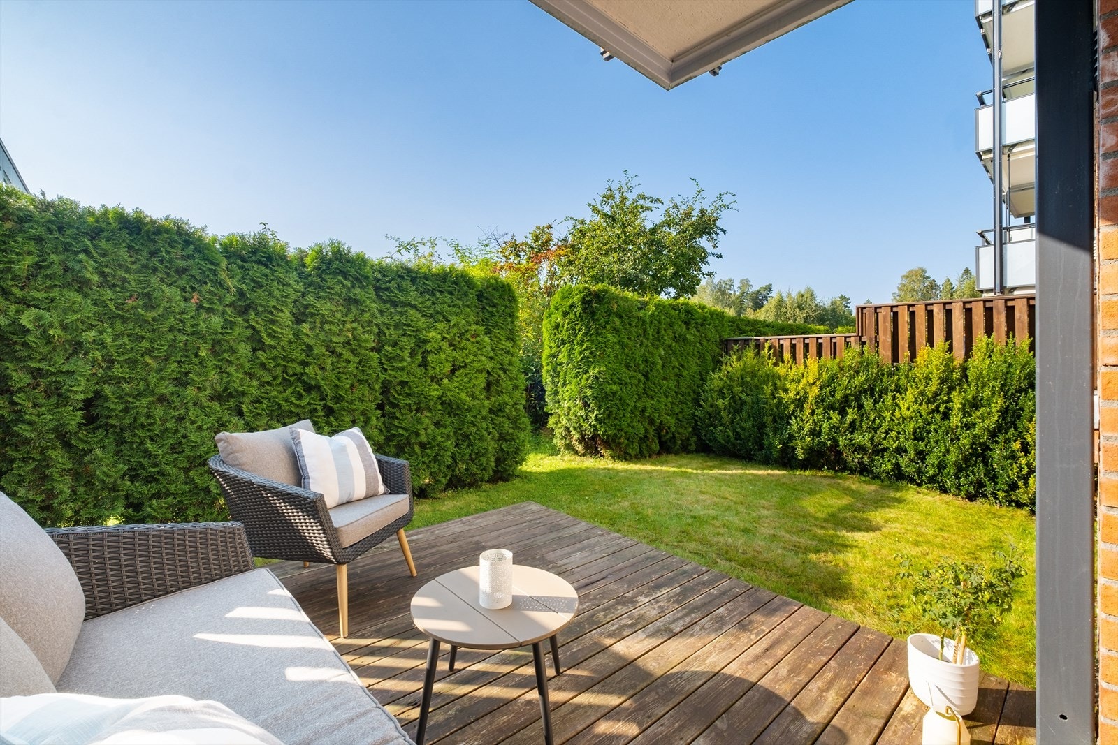Fra stuen i leiligheten er det utgang til en hyggelig markterrasse på ca. 11 m². Galleribilde
