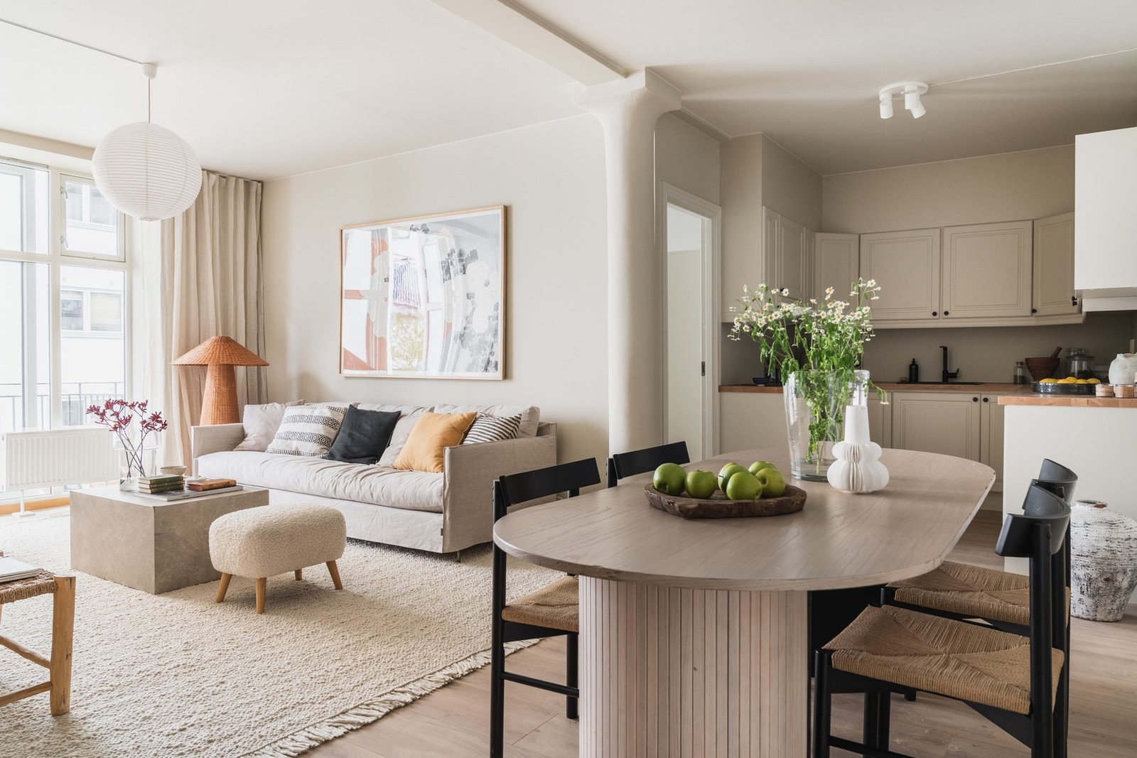 Den åpne planløsningen skaper en luftig og sosial atmosfære. Galleribilde