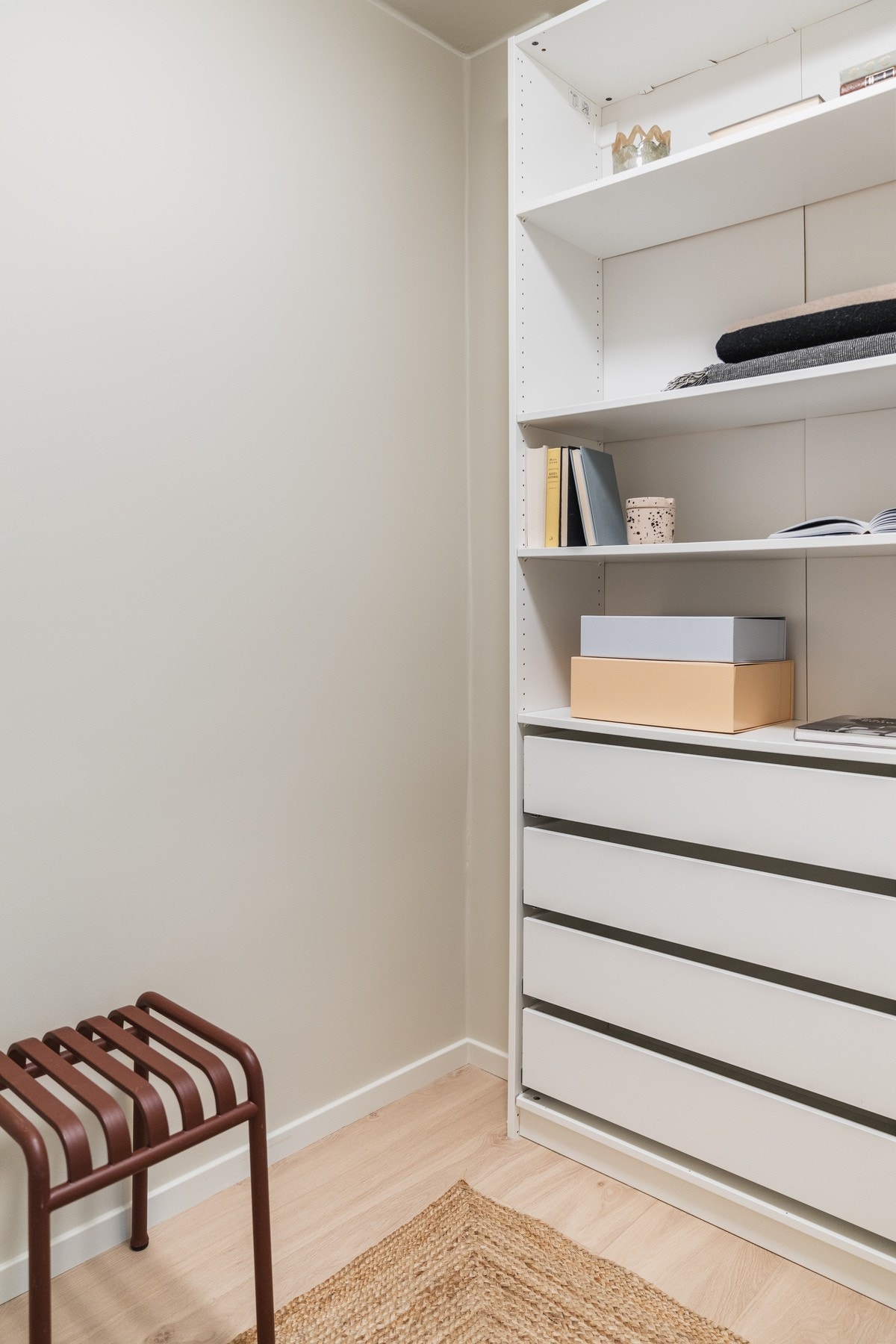 Fra entreen er det adkomst til praktisk omkledningsrom med garderobeinnredning. Galleribilde