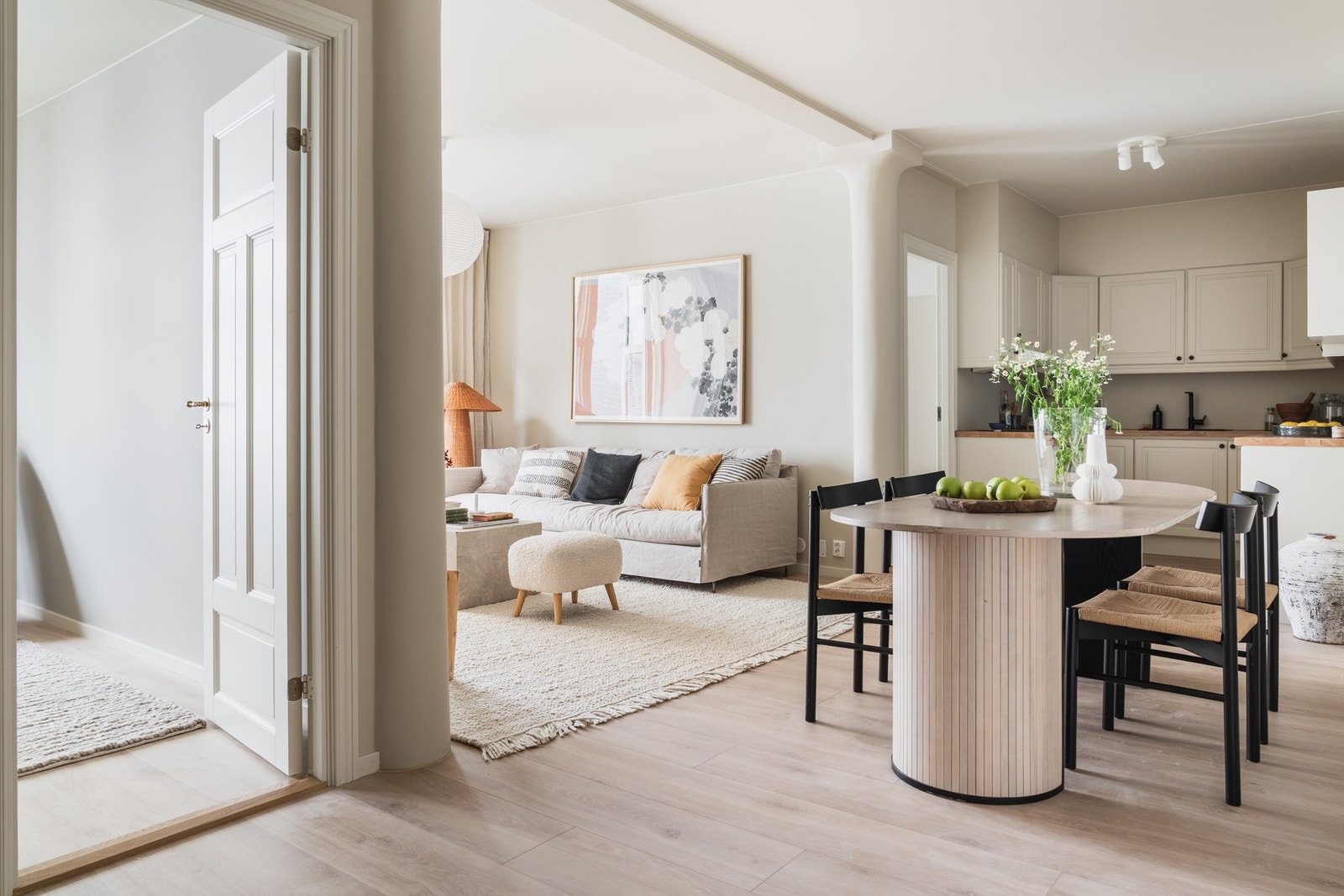 Soverommene ligger på hver sin side av stuen. Galleribilde