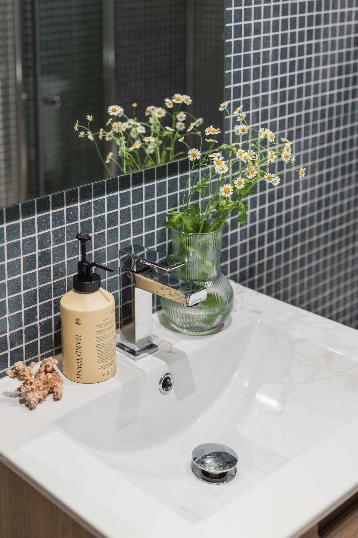 Servantseksjon med skuffer og speil med lys. Galleribilde