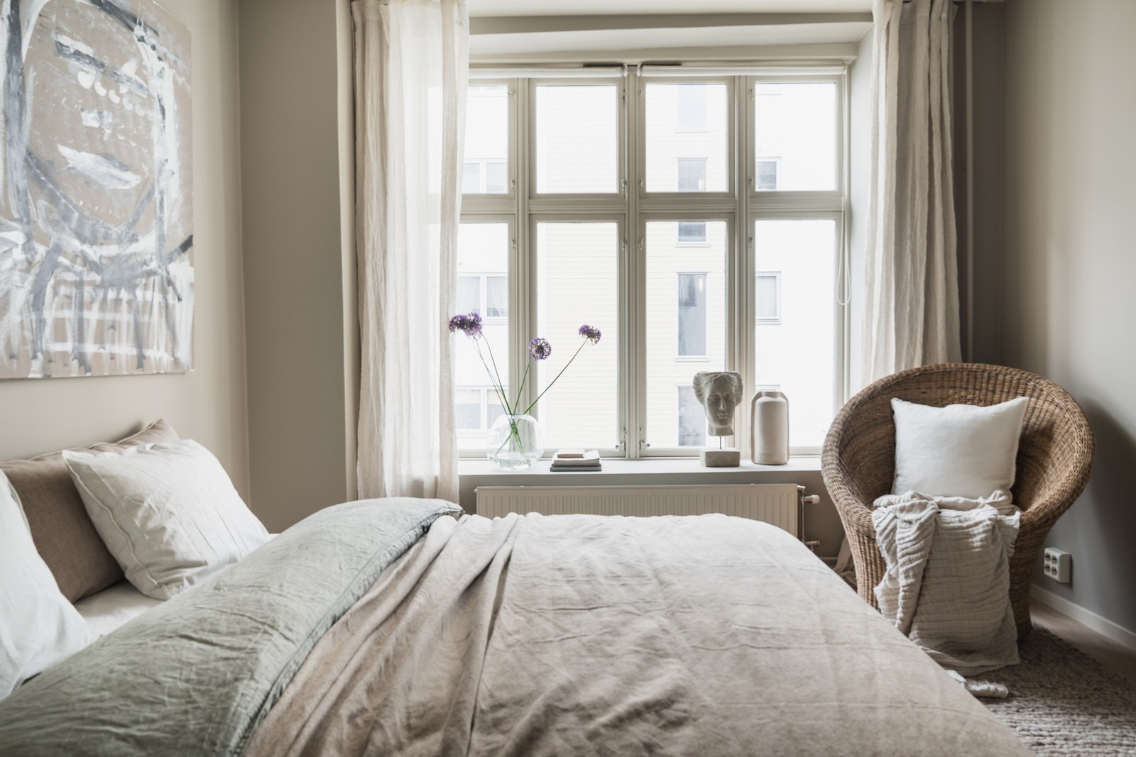 Store vinduer som slippe inn rikelig med naturlig lys. Galleribilde