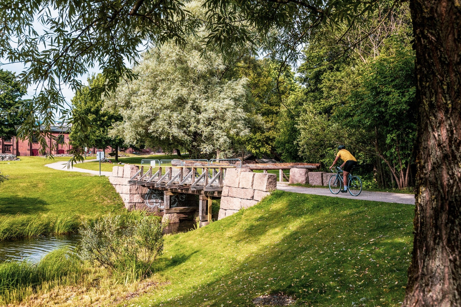 Det er flere parkområder i nærmiljøet. Middelalderparken ligger en liten spasertur unna. Galleribilde