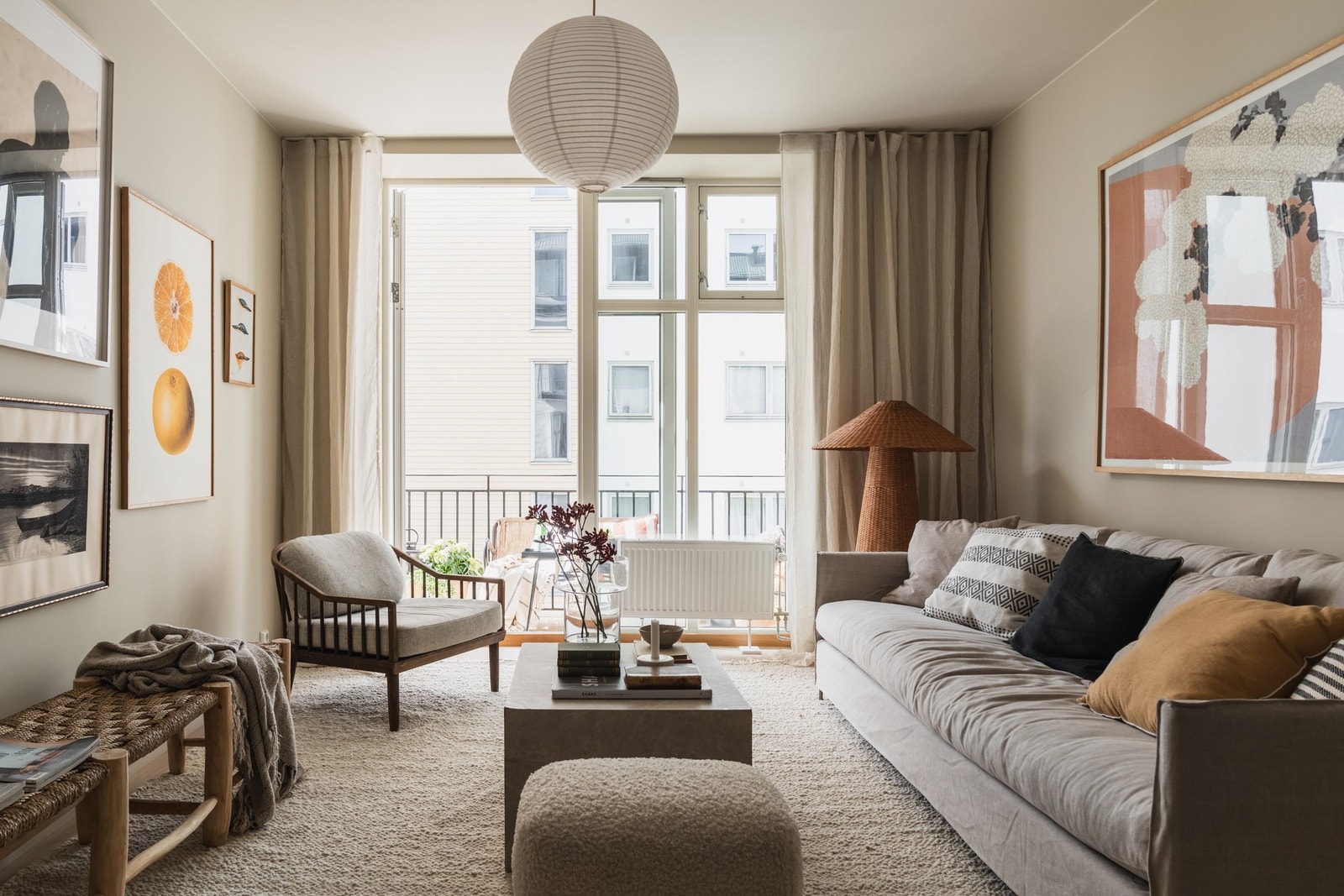 Store vindusflater sørger for rikelig med naturlig lysforhold. Galleribilde