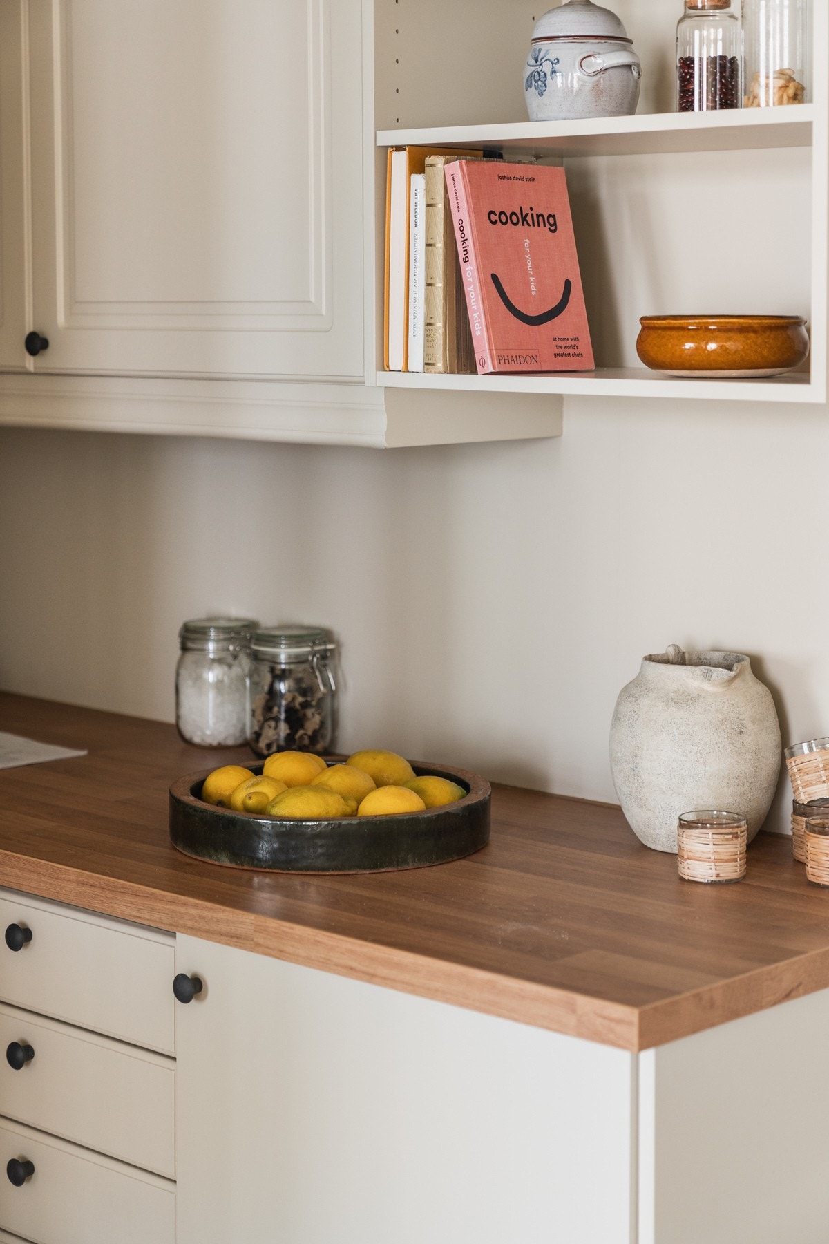 Frontene er nymalte i moderne og stilren farge. Galleribilde