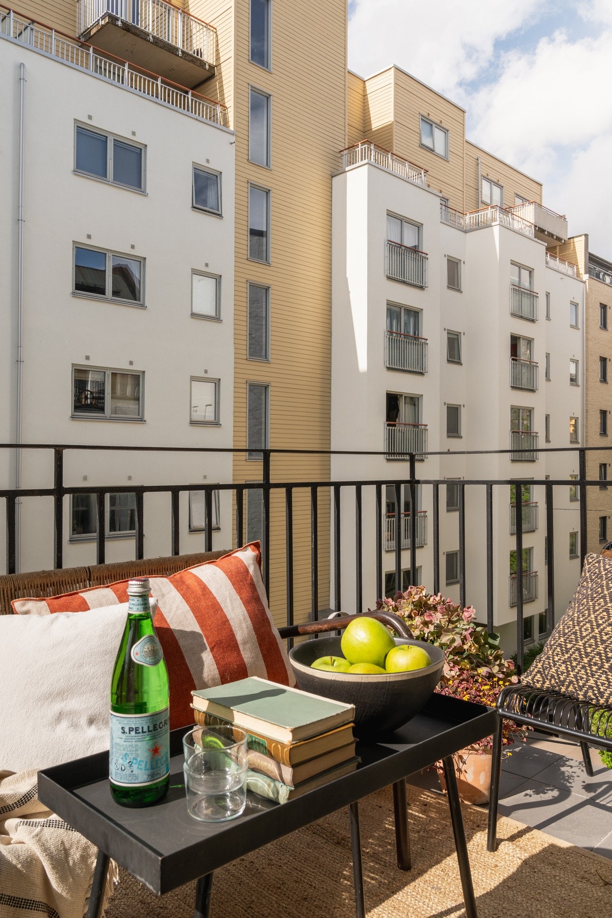 Balkongen vender mot Margit Hansens gate, som er en bilfri gate. Galleribilde