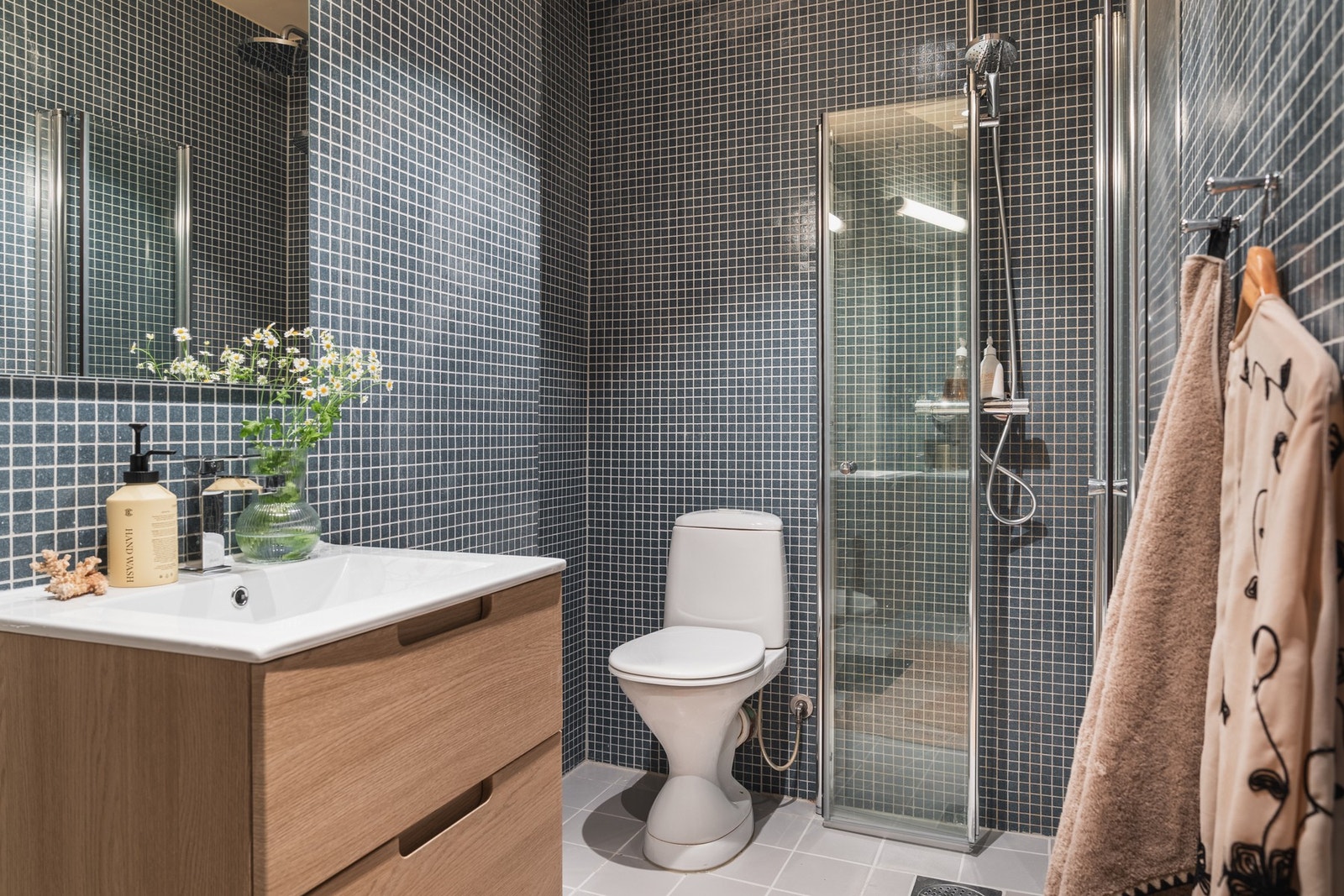 Tidløst flislagt bad med varmekabler i gulv. Galleribilde