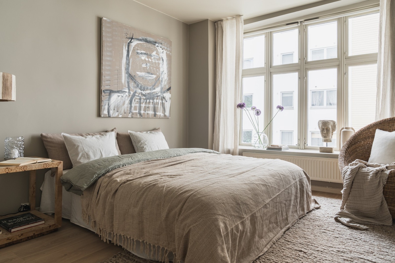 Soverom med god plass til dobbeltseng og nattbord på begge sider. Galleribilde