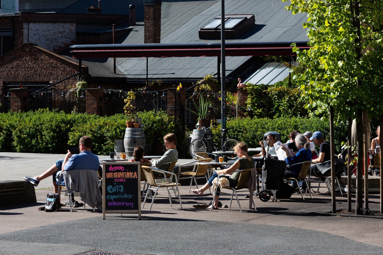 Teaterplassen ligger rett ved leiligheten, med flere hyggelige serveringssteder. Galleribilde
