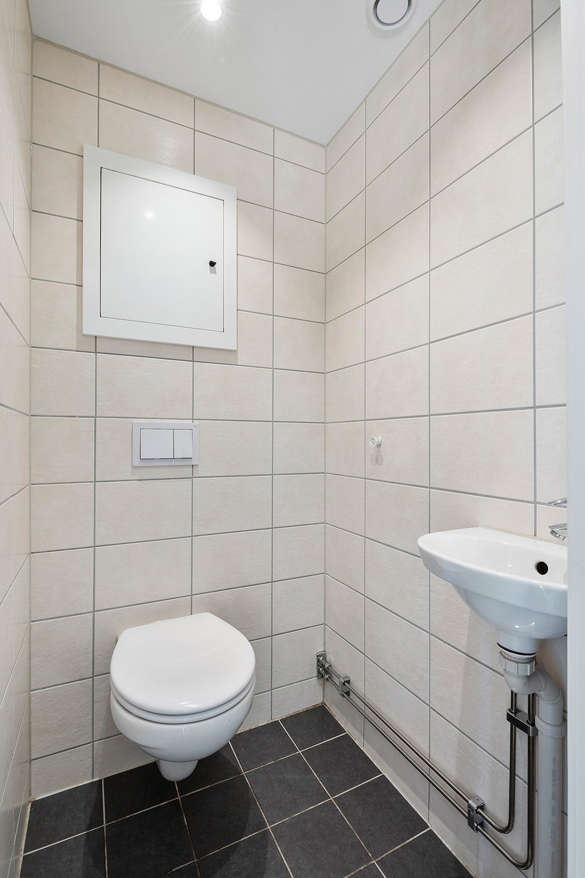 Separat flislagt wc med servant, varmekabler og downlights rehabilitert i 2020 i regi av borettslaget Galleribilde