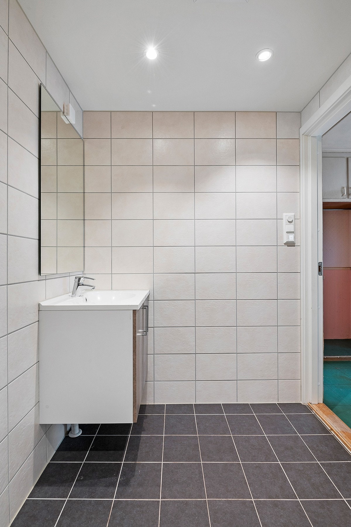 Flislagt bad med varmekabler og downlights Galleribilde