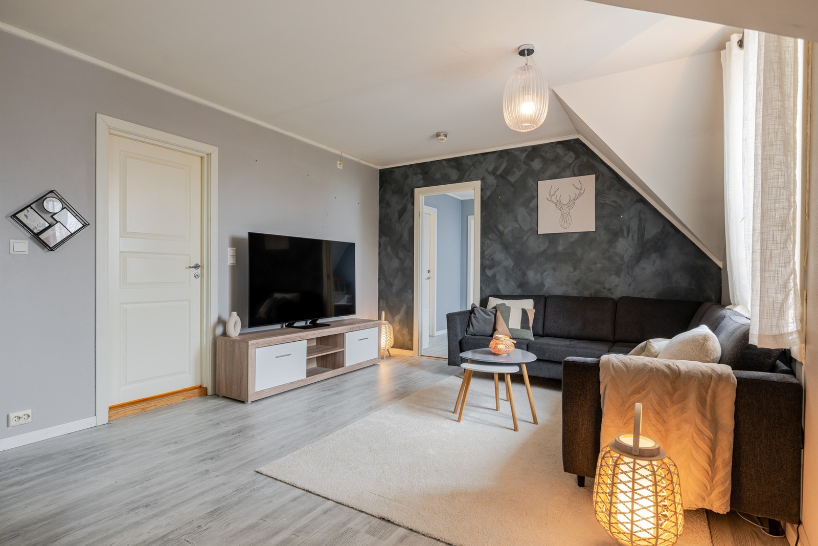 Leiligheten har vindfang, kjøkken/stue, to soverom, kontor og bad. Galleribilde