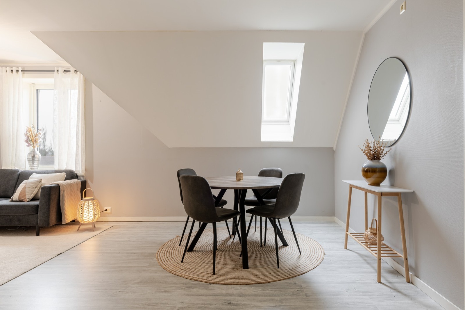 Det er god plass og tydelige soner for både spisestue og tv-møblement. Galleribilde