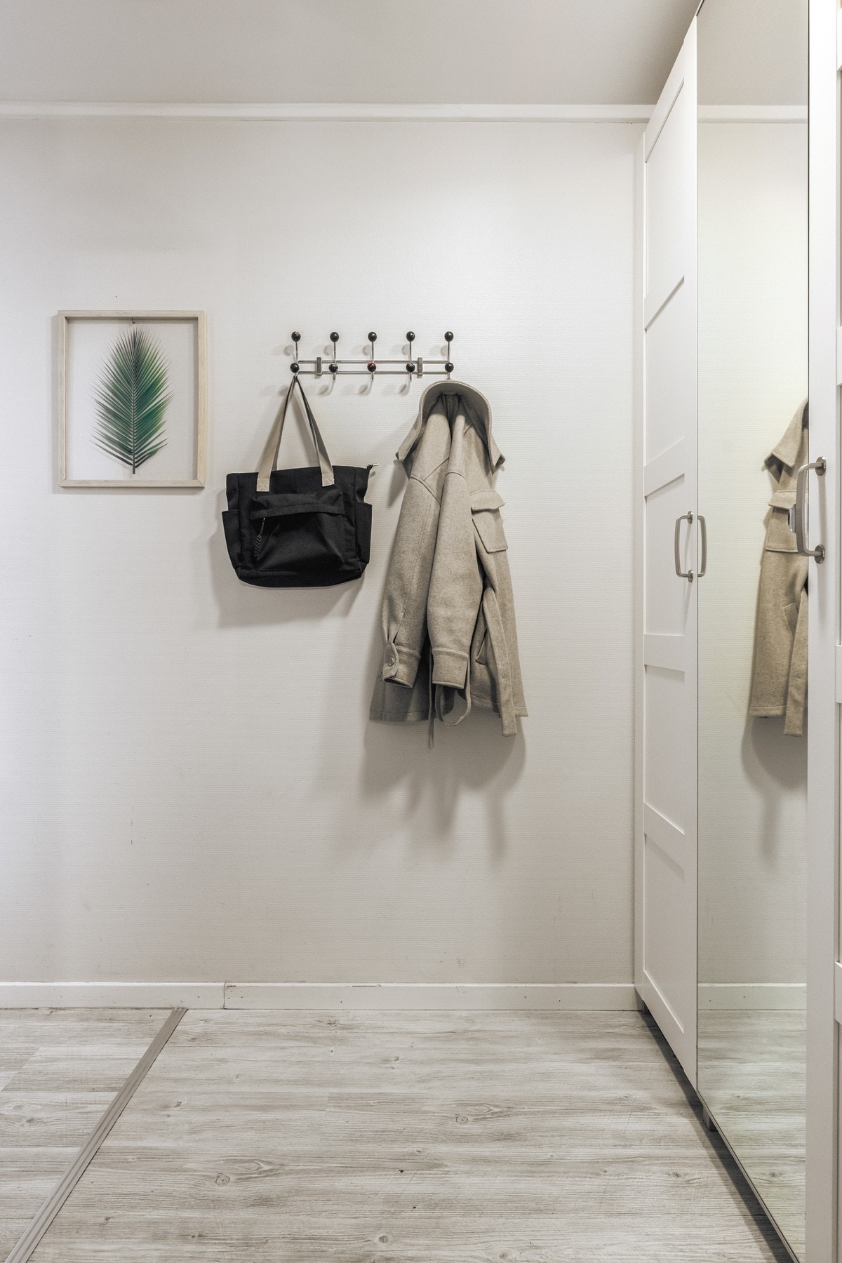 Plass til å henge fra seg yttertøyet i entreen. På gjensyn! Galleribilde