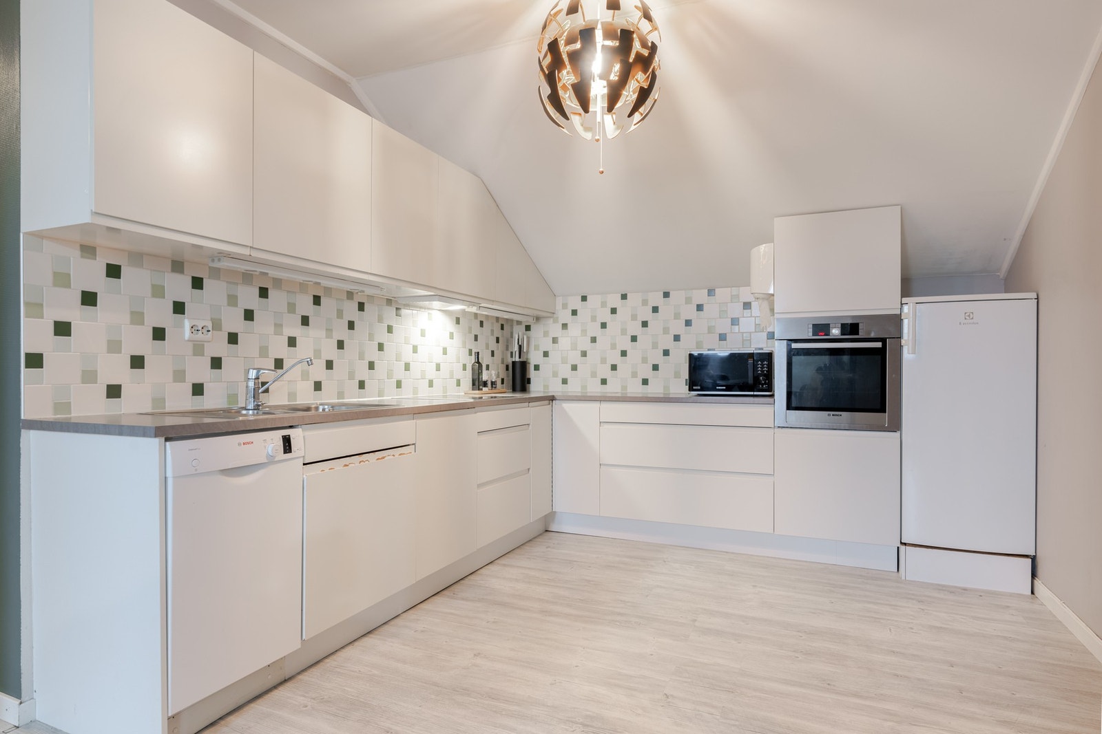 Praktisk kjøkken med god oppbevaringsplass og arbeidsflater. Galleribilde