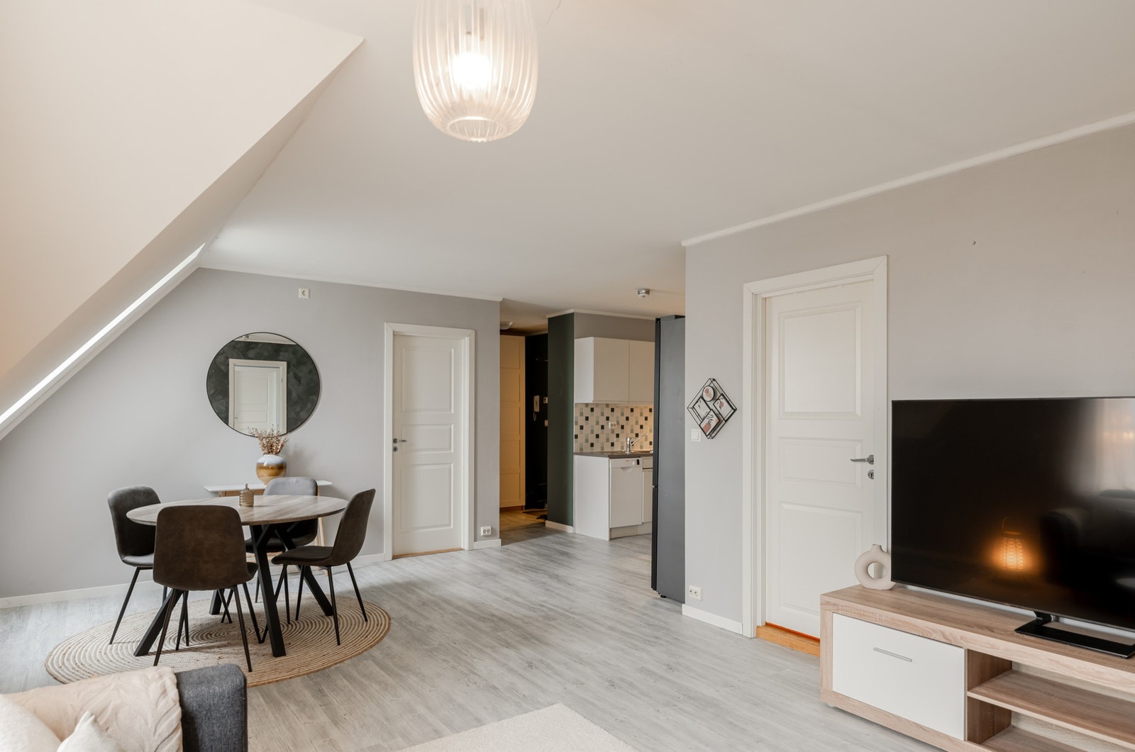 Det er åpen planløsning mellom stue og kjøkken. Galleribilde