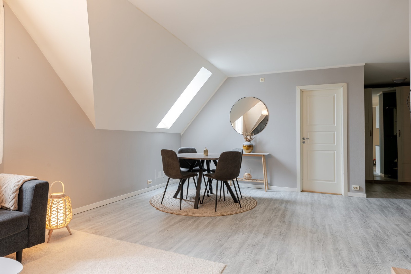 Takvinduer og moderne farger gir et helhetlig og spennende uttrykk. Galleribilde