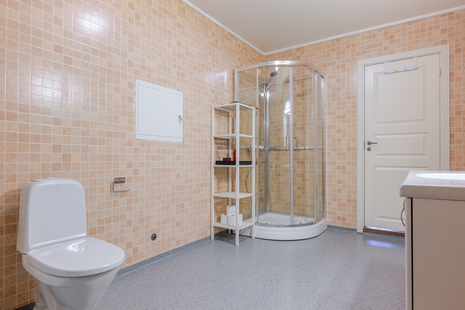 Gulvet har vinylbelegg. Det er panelovn som varmekilde. Galleribilde