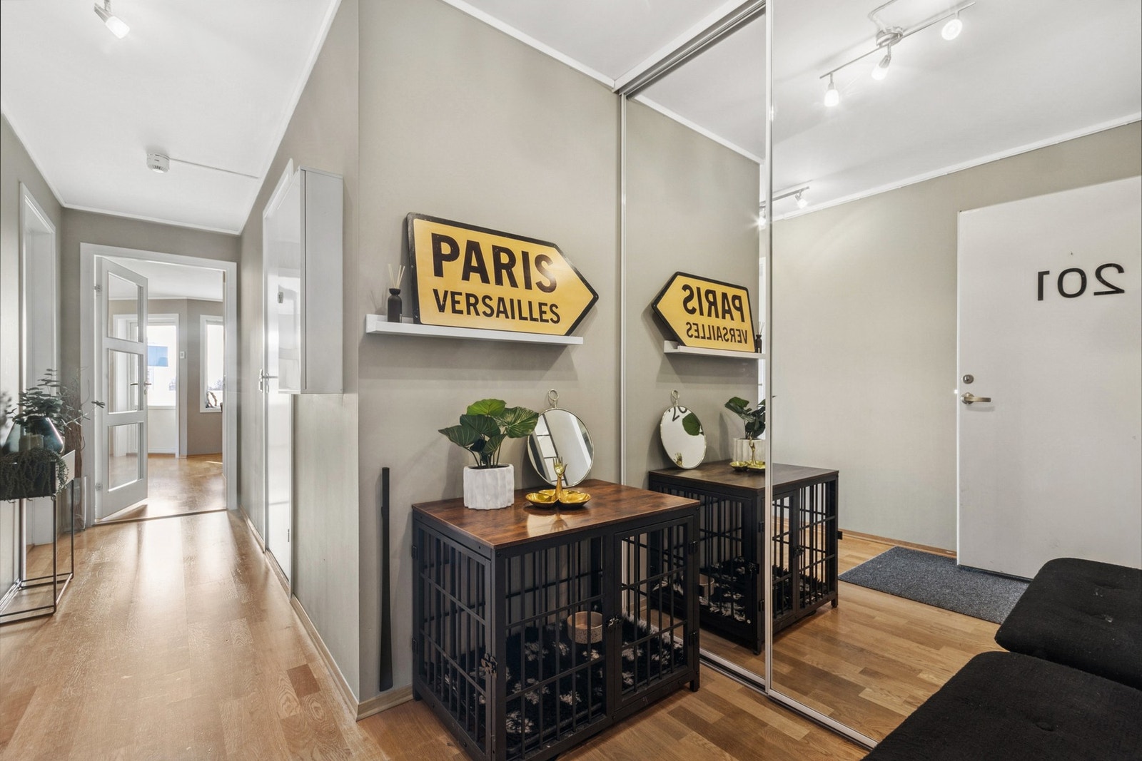 Romslig entré med praktisk skyvedørsgarderobe Galleribilde