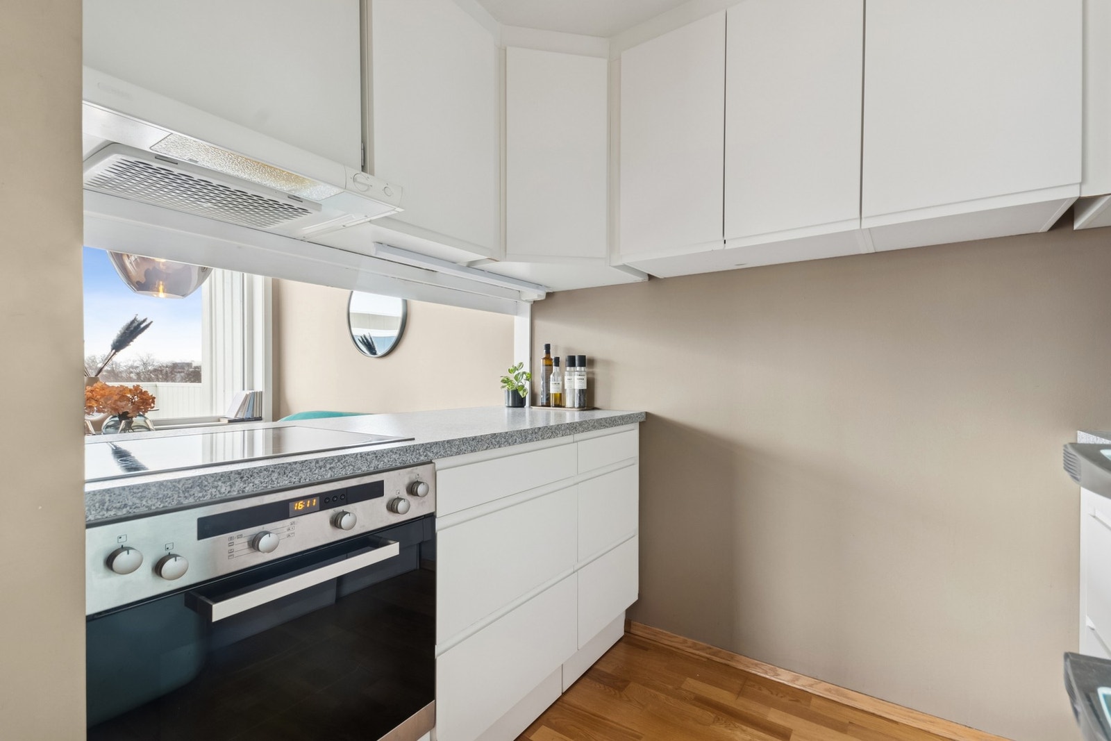 Nyere, stilren kjøkkeninnredning med åpning mot spisestue / stue Galleribilde