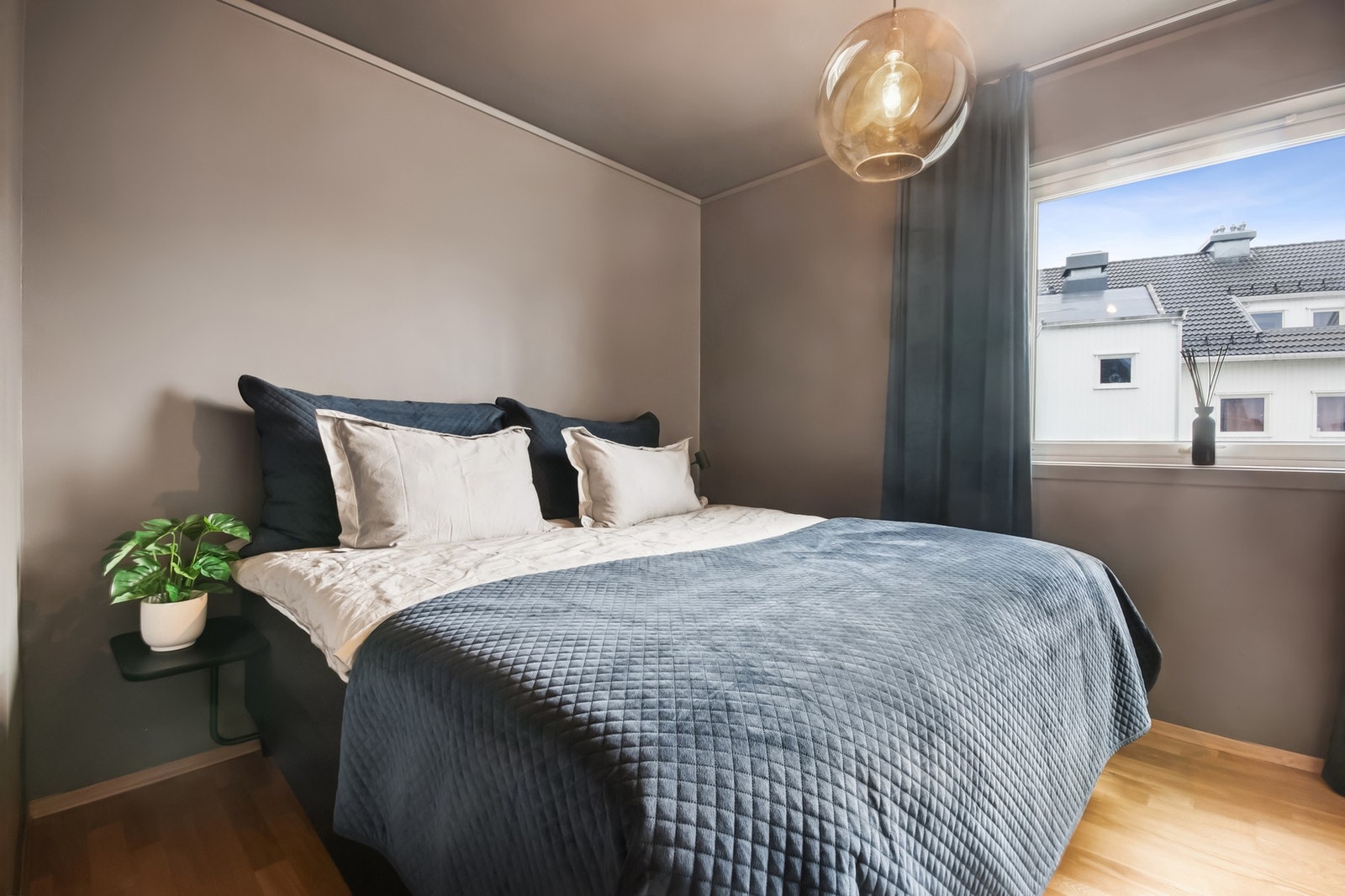 Romslig hovedsoverom med skyvedørsgarderobe Galleribilde