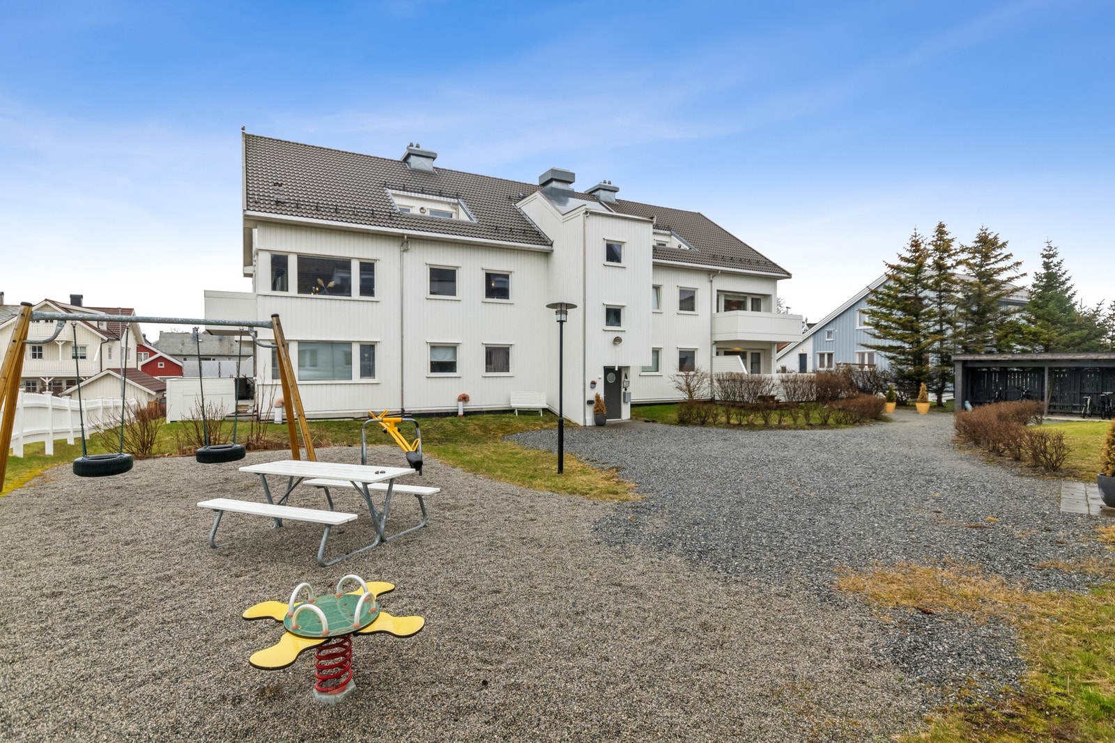 Flott uteområde med lekeplass, sitteplass og beplantet Galleribilde