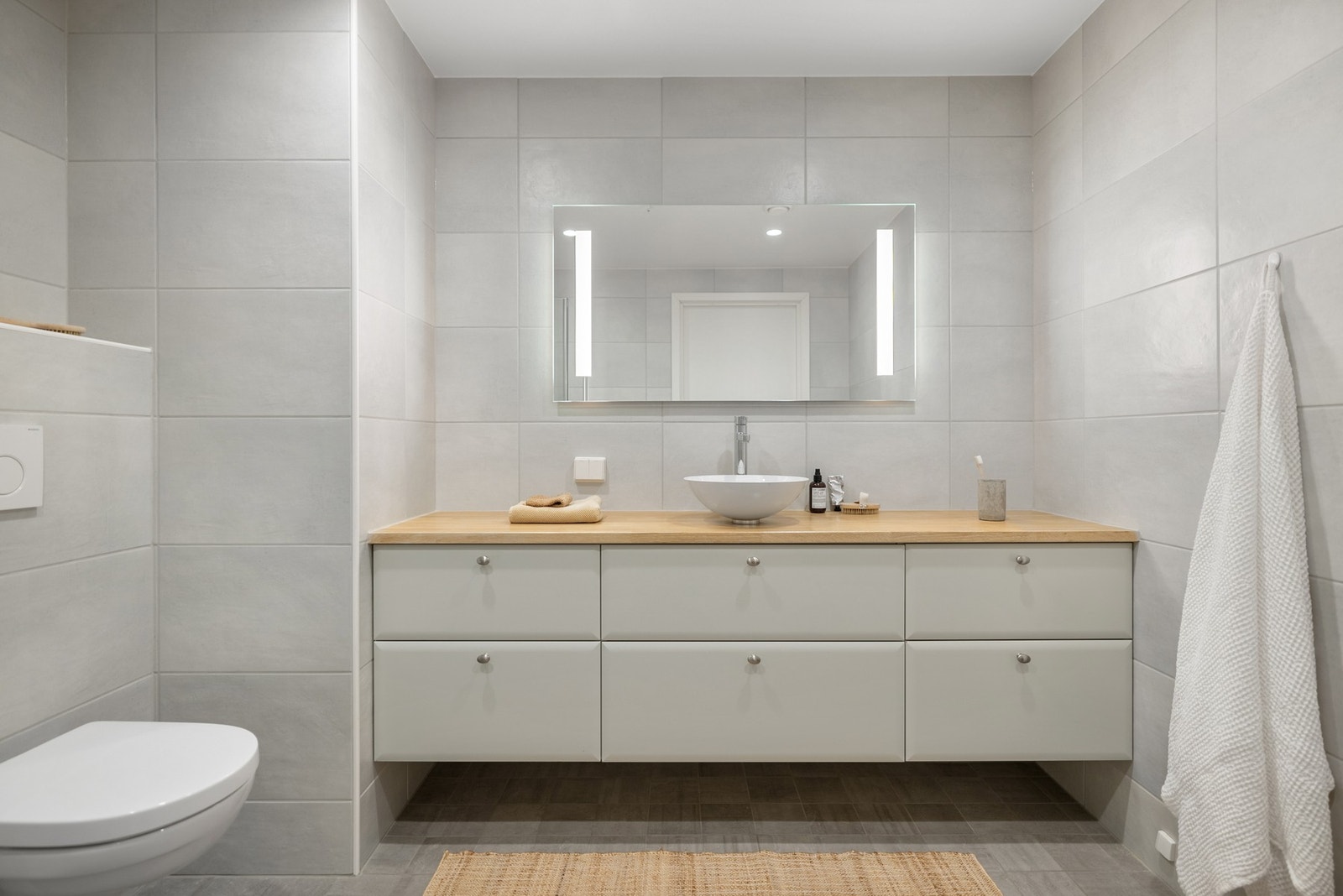 Badet er innredet med heltre oljet benkeplate som går vegg i vegg, noe som gir spafølelse i hverdagen. Galleribilde