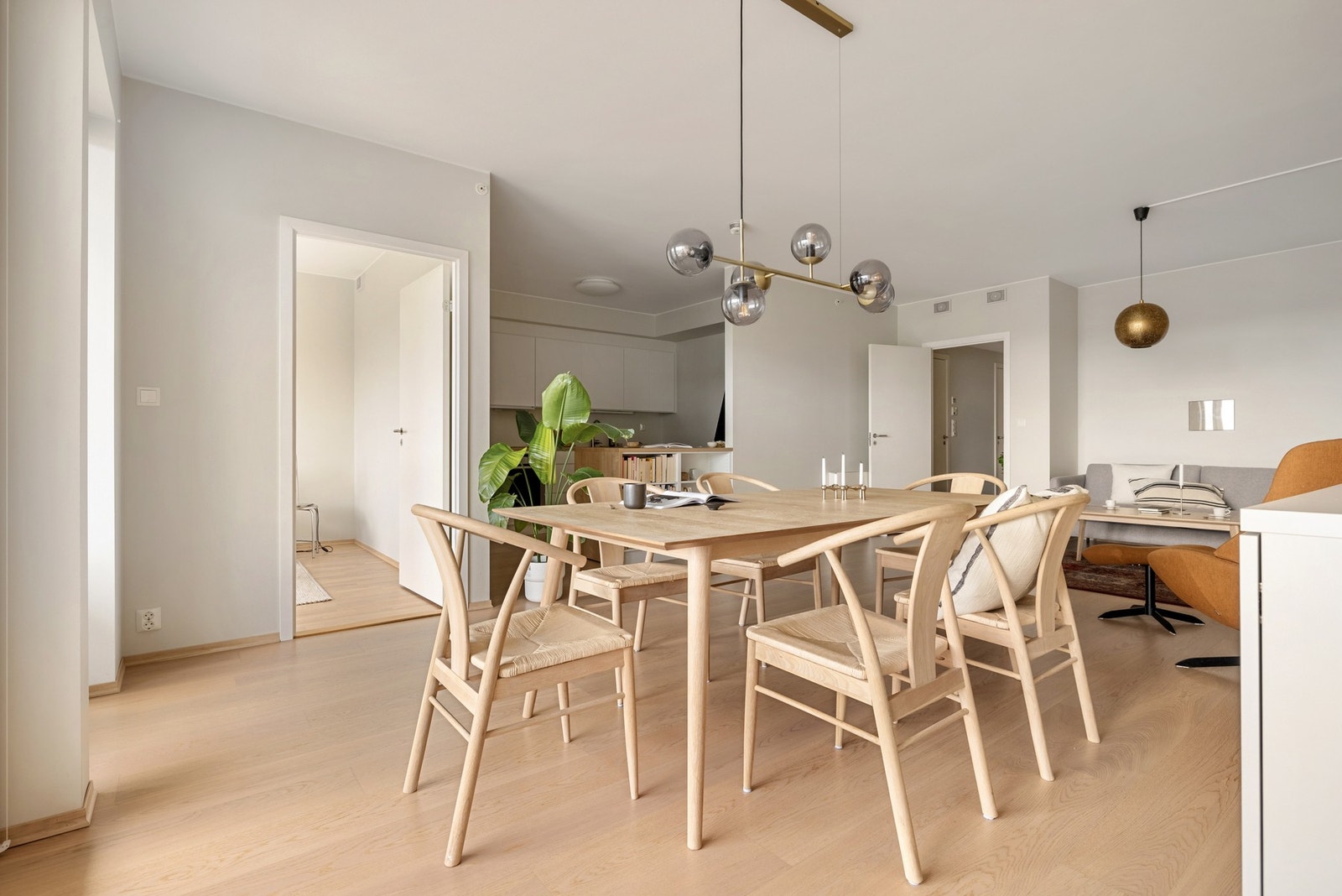 Stuen og kjøkkenet ligger i åpen løsning, som skaper et sosialt allrom. Galleribilde