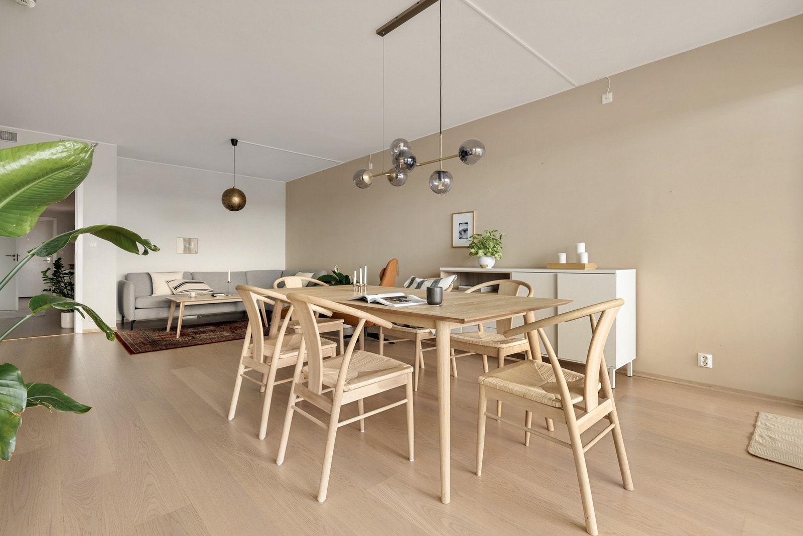 Overflatene er lysmalte, og det er parkett på gulvet. Galleribilde