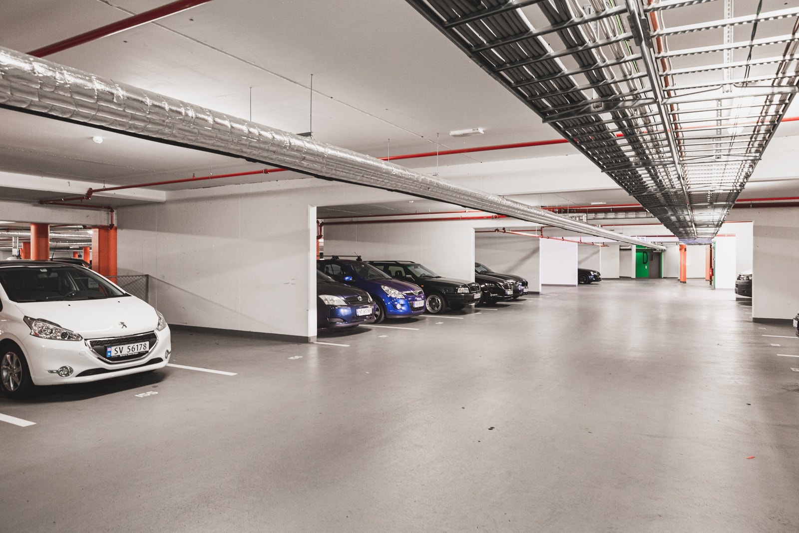 Leiligheten disponerer 1 biloppstillingsplass i felles garasje med uttak for lading av el-bil. Galleribilde