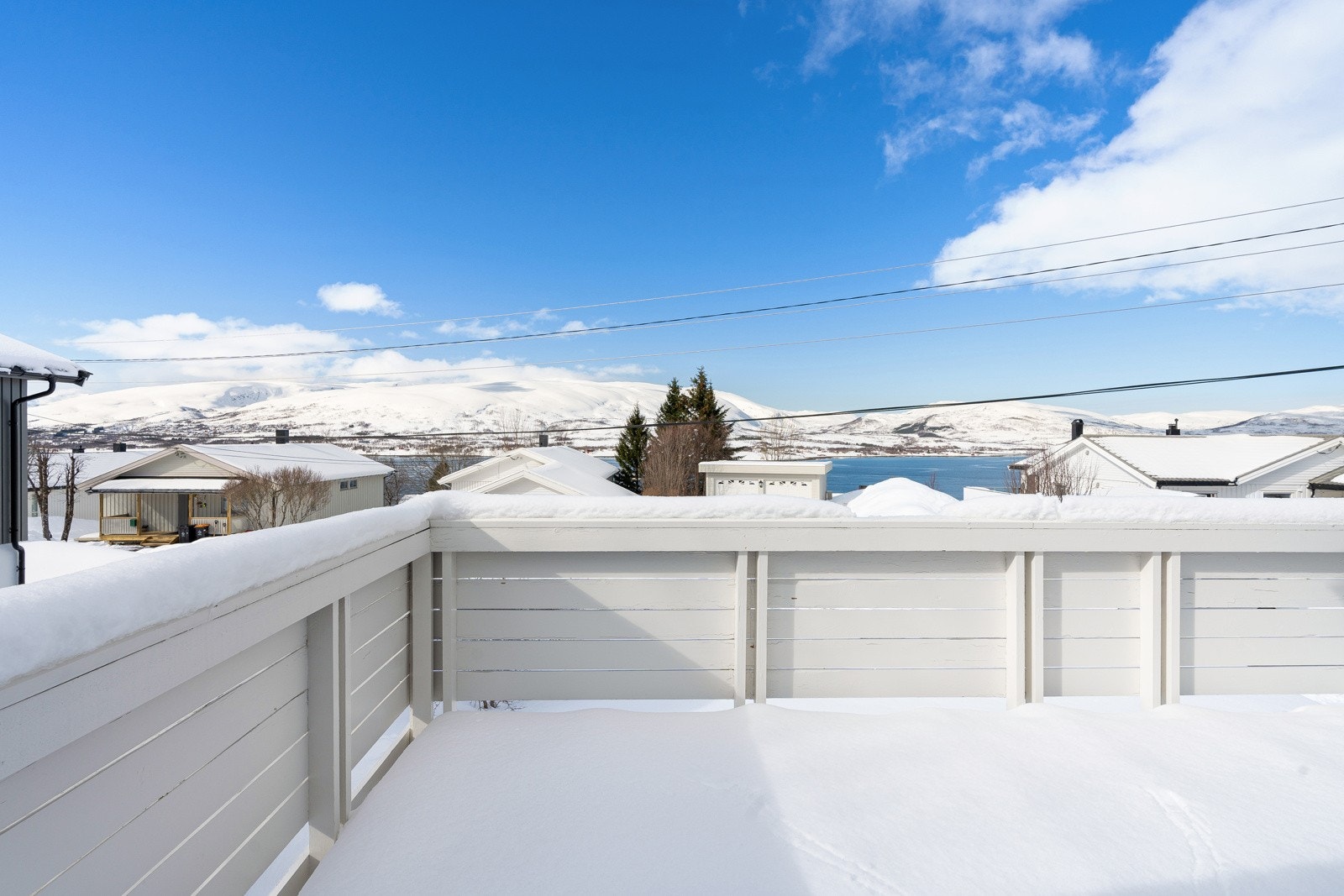 Fra stuen er det utgang til en romslig balkong Galleribilde