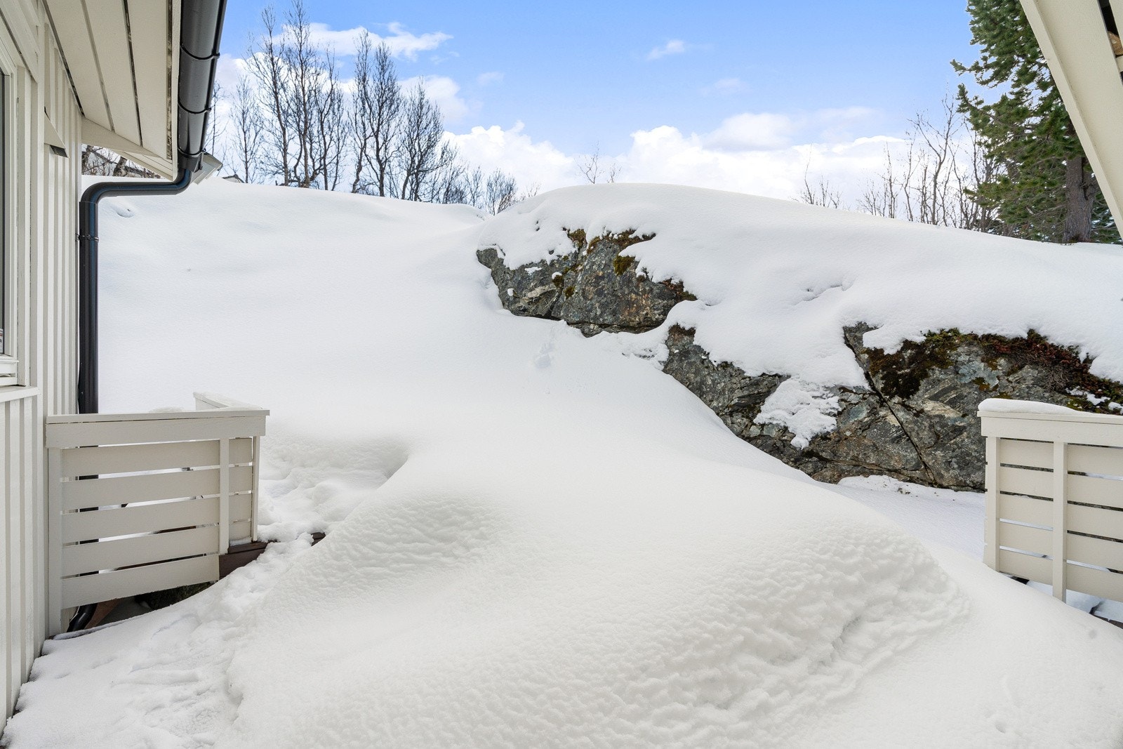 Utenfor kjøkken er det terrasse der du kan nyte morgenkaffen i sola Galleribilde