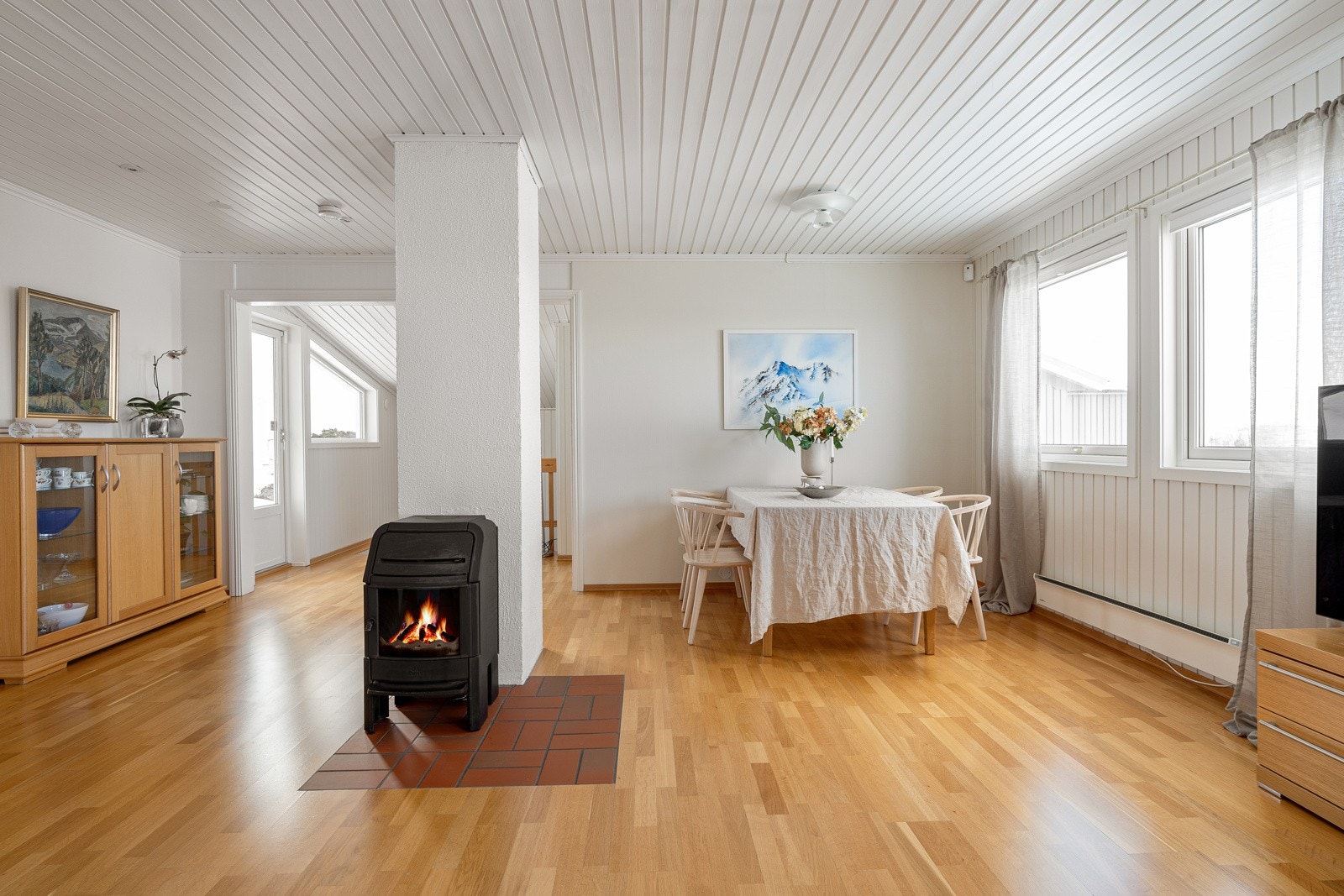 I stuen har du godt med naturlig lys takket være de gode vindusflatene Galleribilde