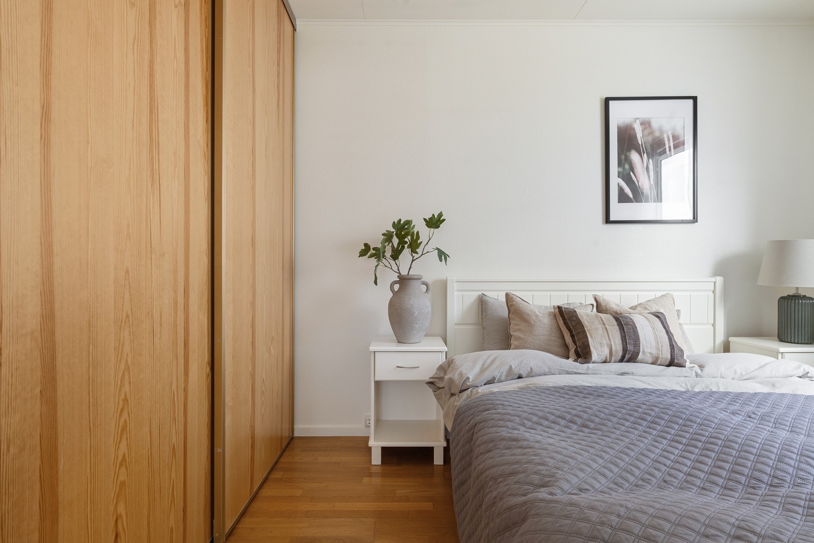 Skyvedørsgarderobe på hovedsoverommet Galleribilde