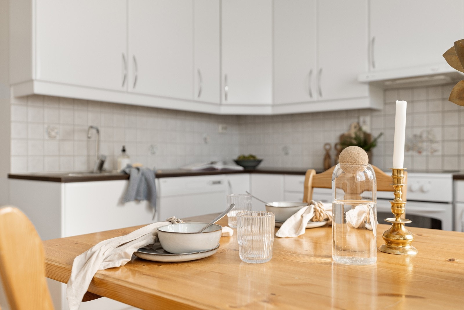 På kjøkkenet har du godt med benkeplass som sikrer gode arbeidsforhold! Galleribilde