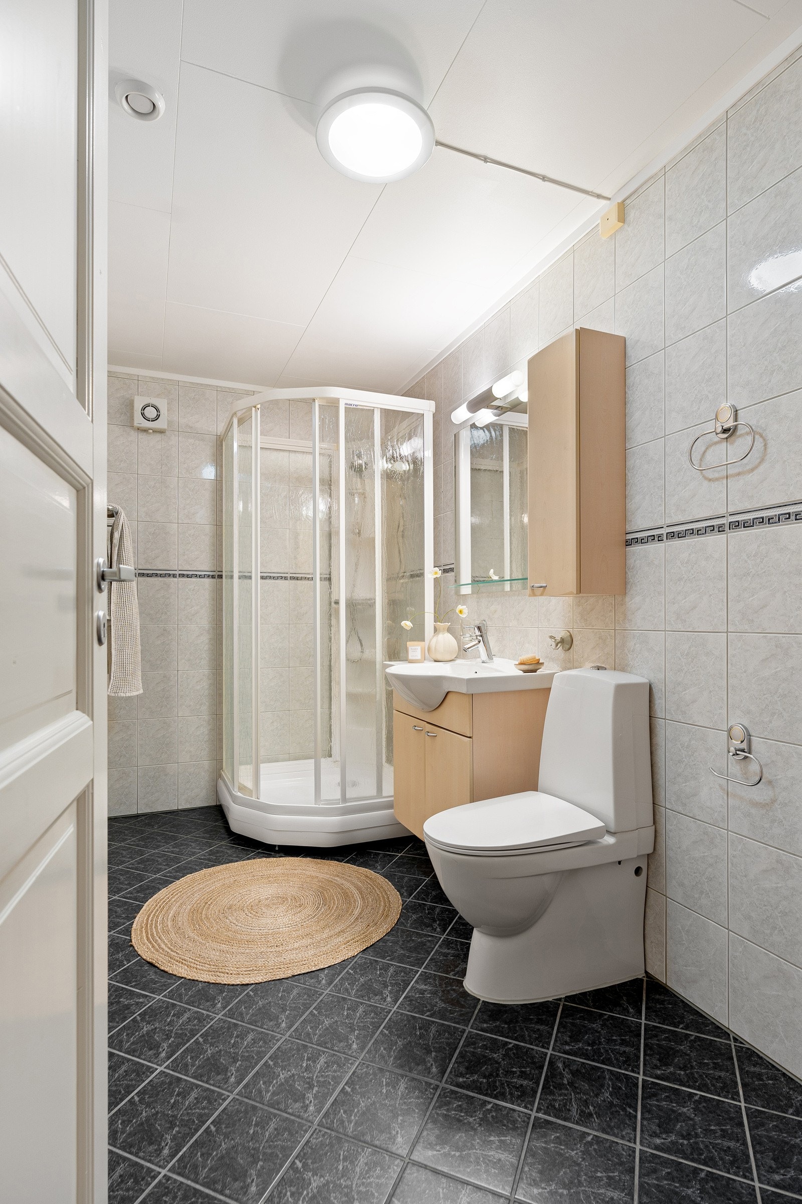 Hovedbadet er flislagt med varmekabler i gulv Galleribilde