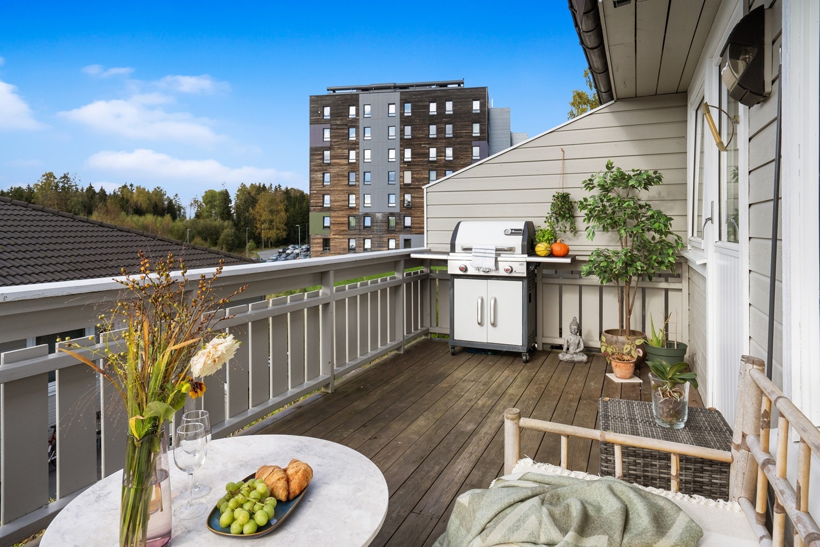 Leiligheten ligger fint til på enden av bygningen. Balkongen har hyggelig utsyn mot nærområdet. Galleribilde