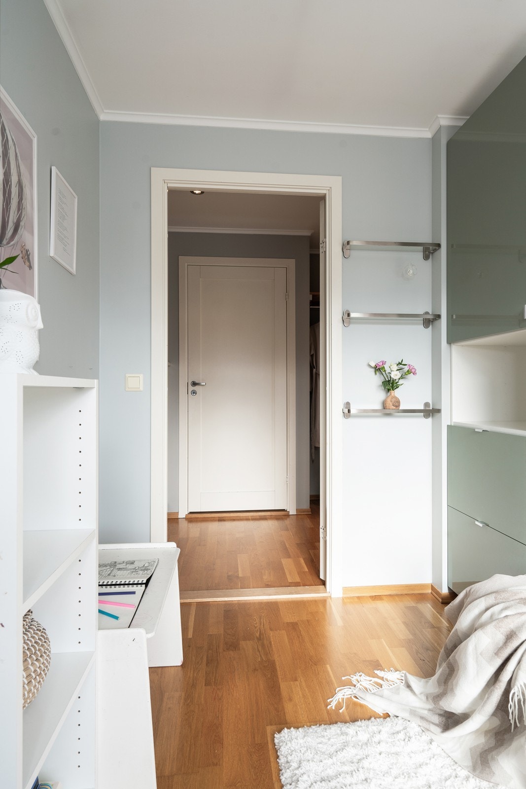 God plass til garderobeskap og og veggoppheng. Galleribilde