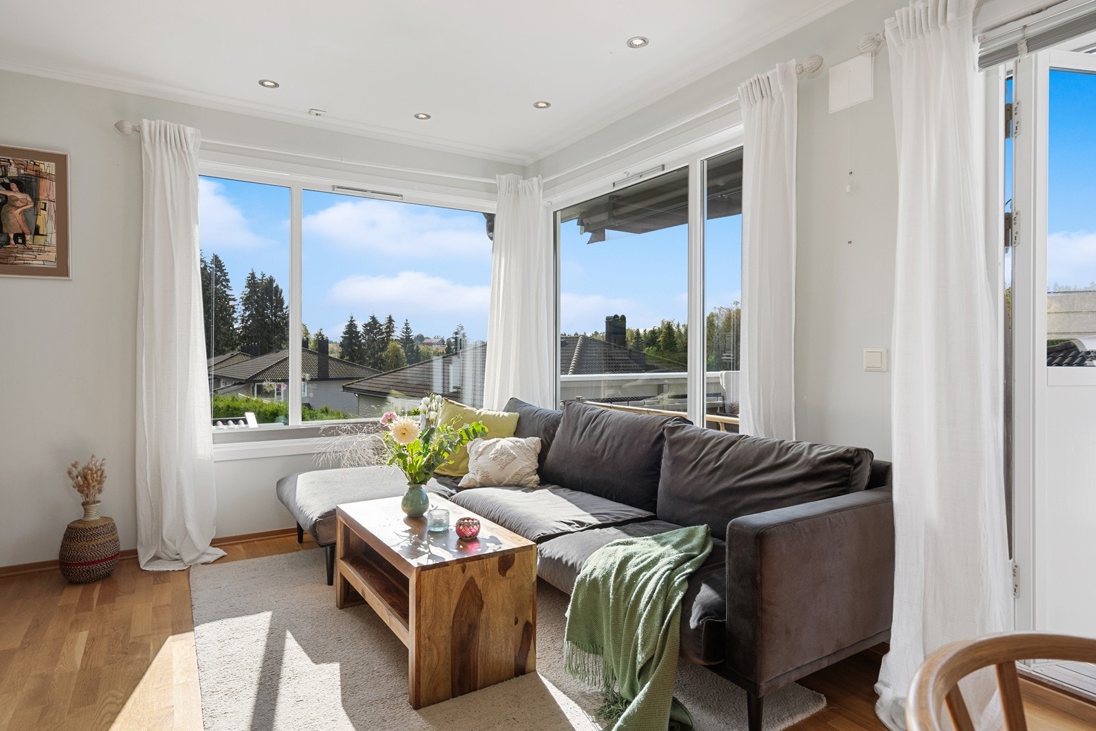 Stuen er særedels lys med godt lysinnslipp fra de store vindusflatene. Galleribilde