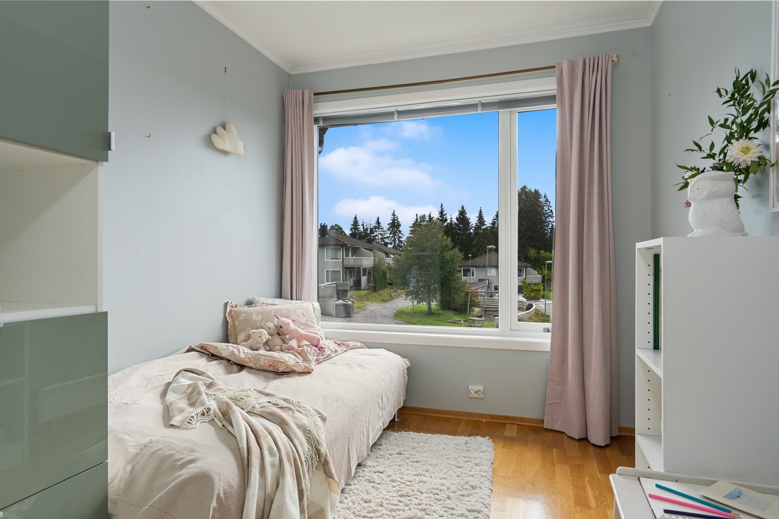 Soverom 2 er også av god størrelse med plass til seng, nattbord og skrivebord. Dette rommet passer fint som f. eks. gjeste-/barnerom eller hjemmekontor. Galleribilde