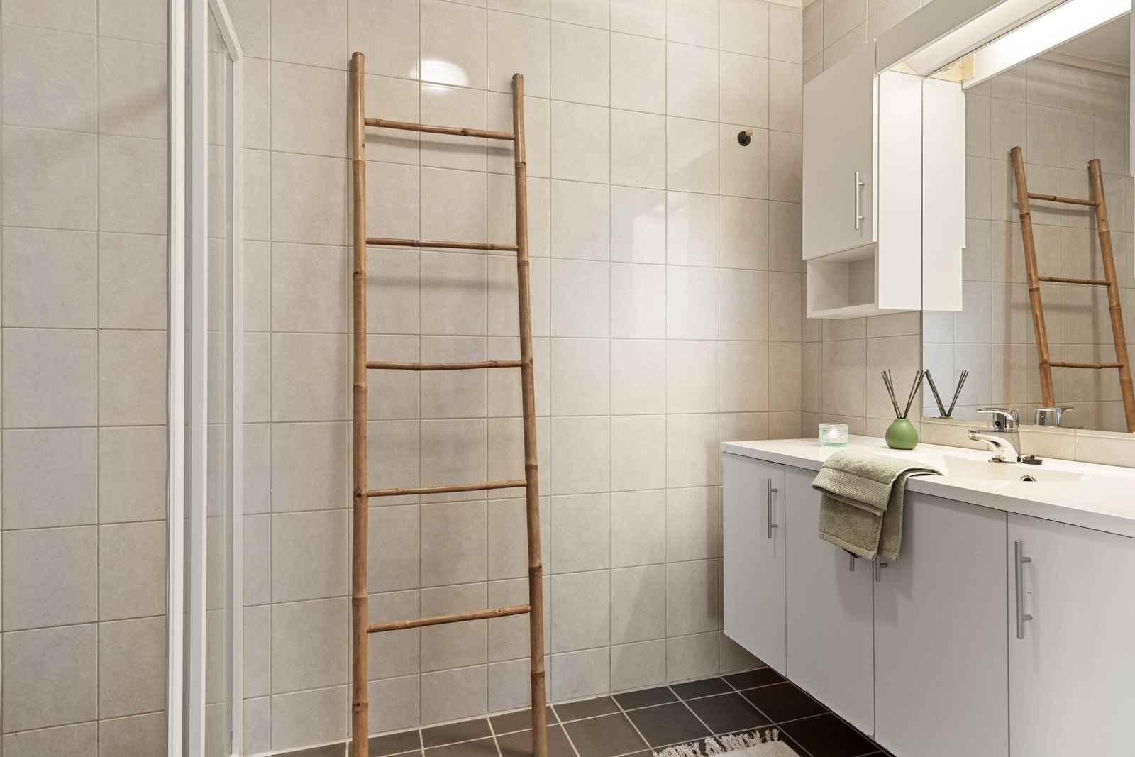 Pent flislagt bad fra byggeår 2007 med varmekabler i gulv. Galleribilde