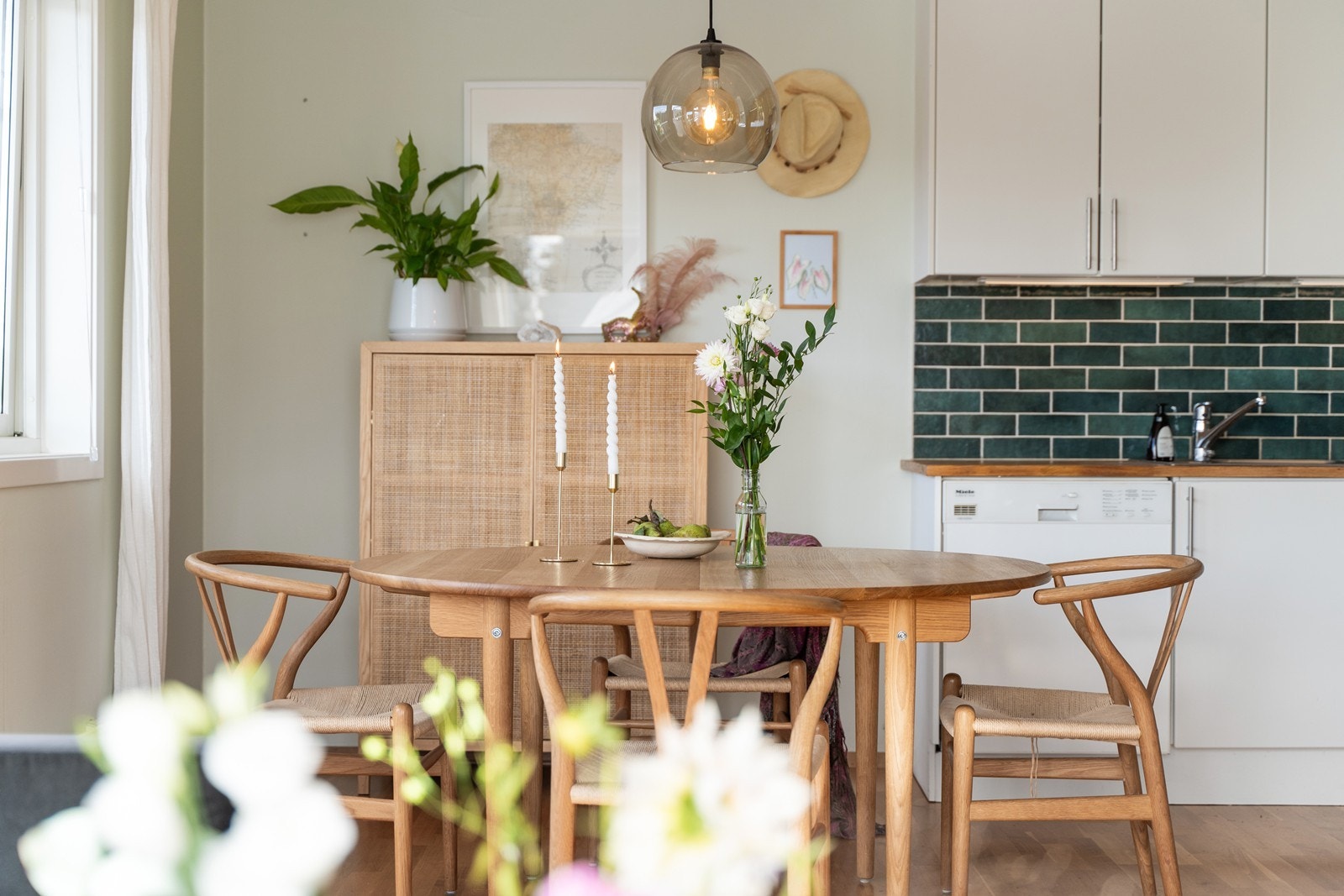 Her er det lett å invitere familie og venner til hyggelige middagsselskaper med mange gjester rundt bordet. Galleribilde