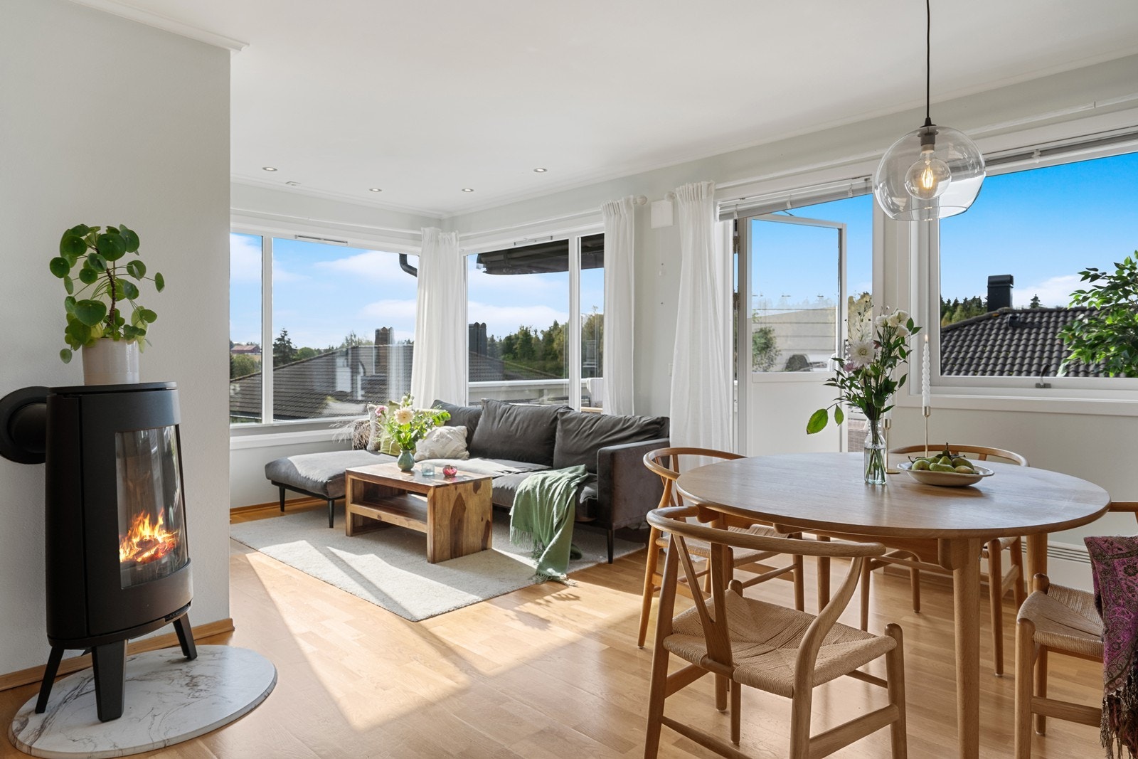 Lys og romslig stue med gode solforhold. Galleribilde