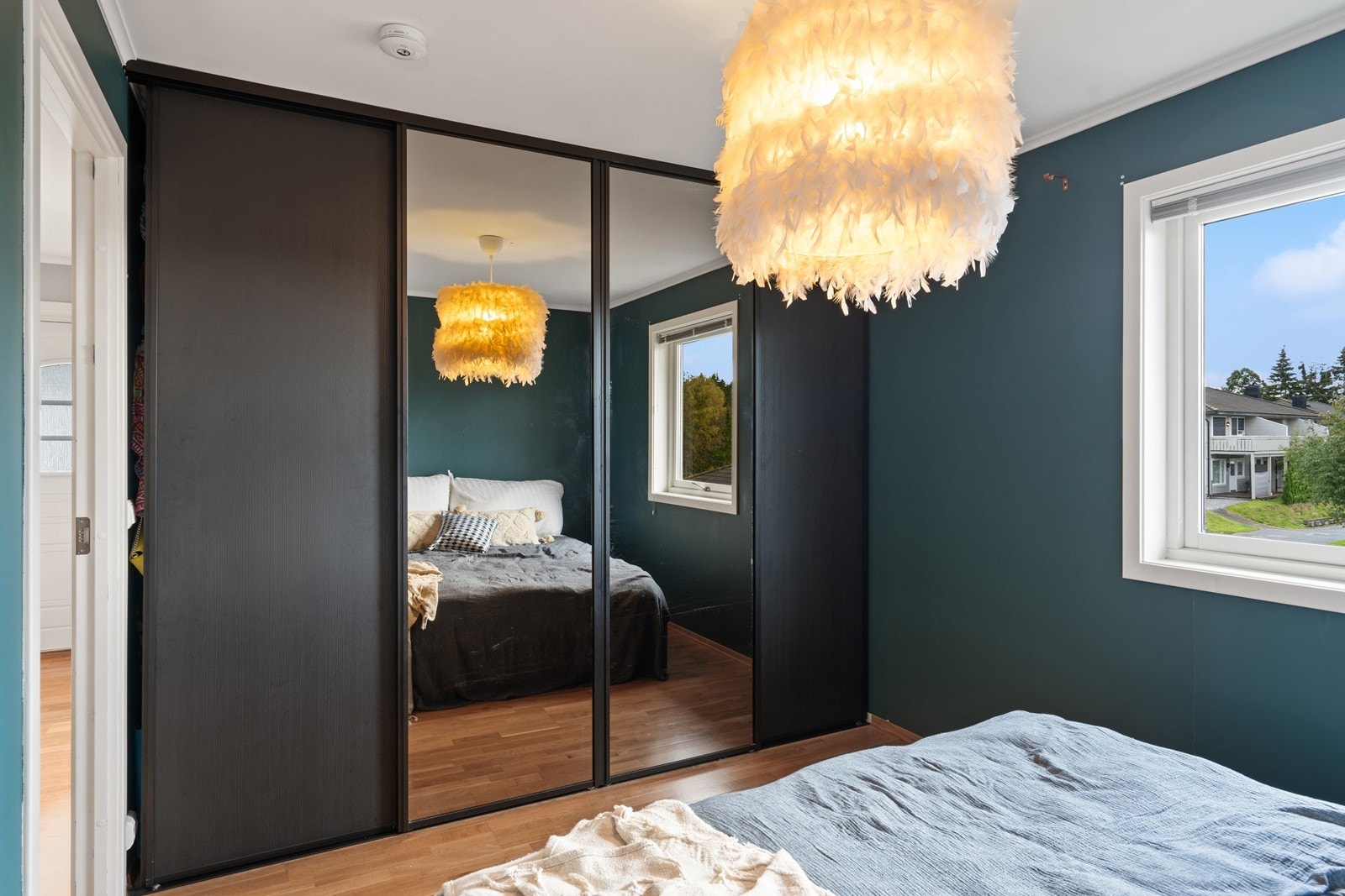 Godt med oppbevaringsplass i skyvedørsgarderobeskap med speilfronter. Galleribilde