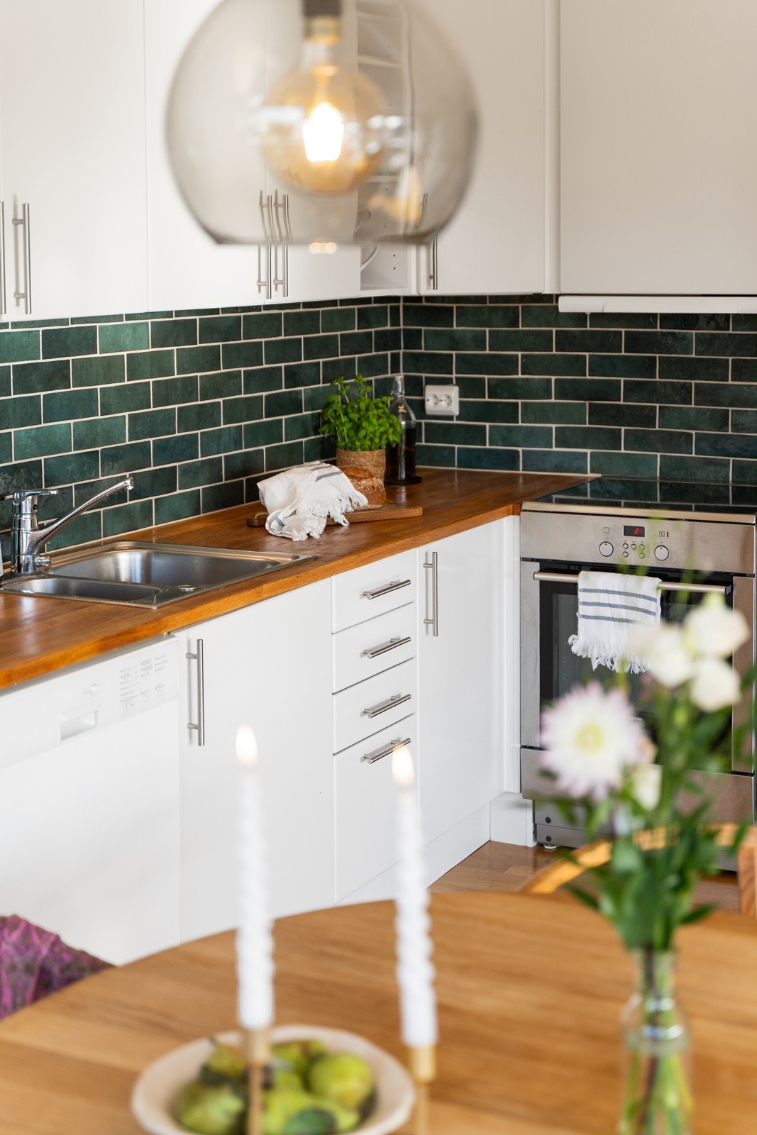 Fliser i fin grønnfarge som passer godt inn i leiligheten. Galleribilde