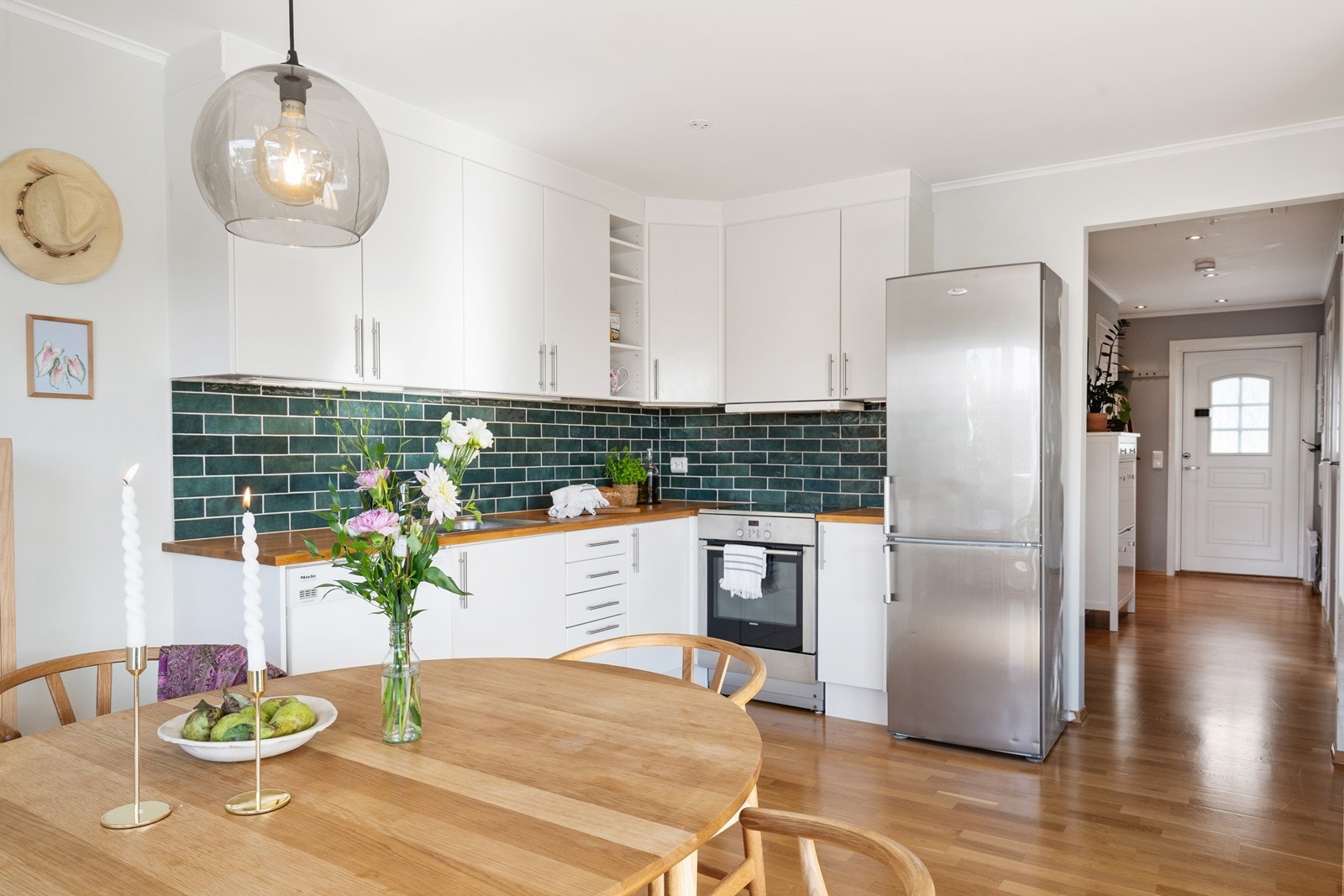 Kjøkkenet er praktisk utformet i vinkel, med plass og opplegg for komfyr, kombiskap og oppvaskmaskin. Galleribilde